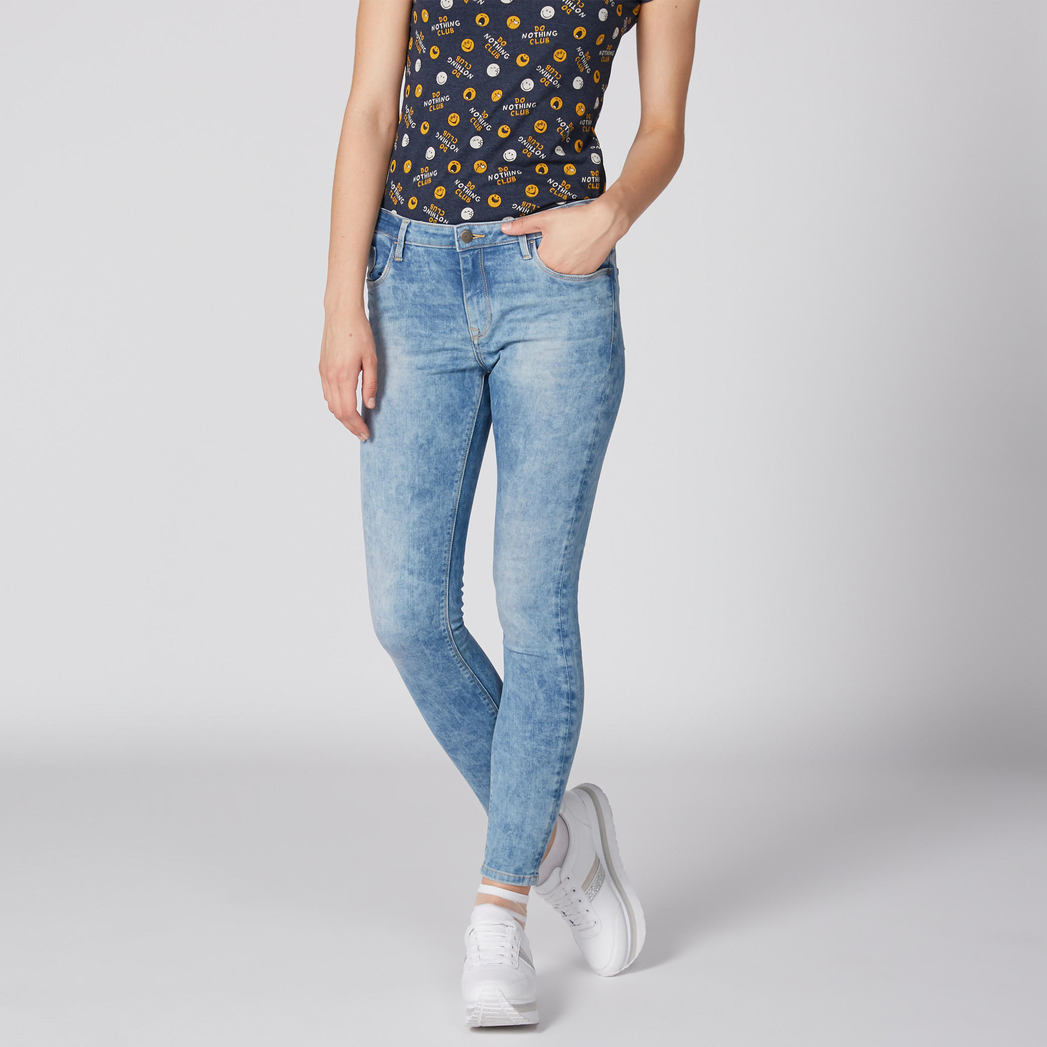 بنطال جينز طويل بزر وجيوب-women-clothing-bottoms-jeans-image-1