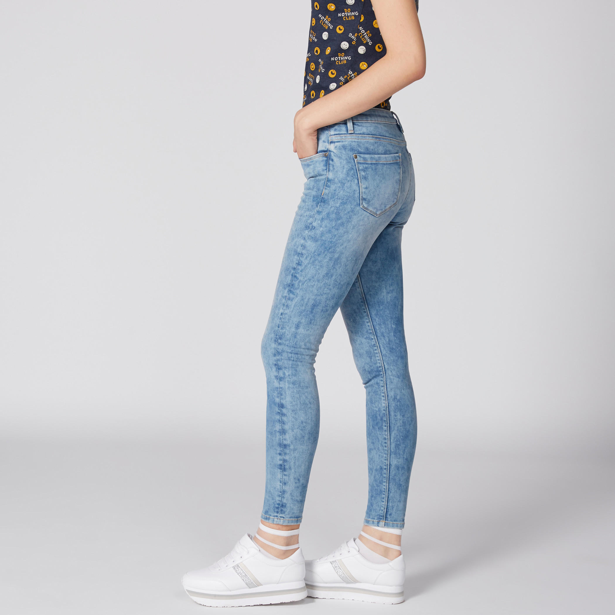 بنطال جينز طويل بزر وجيوب-women-clothing-bottoms-jeans-image-2