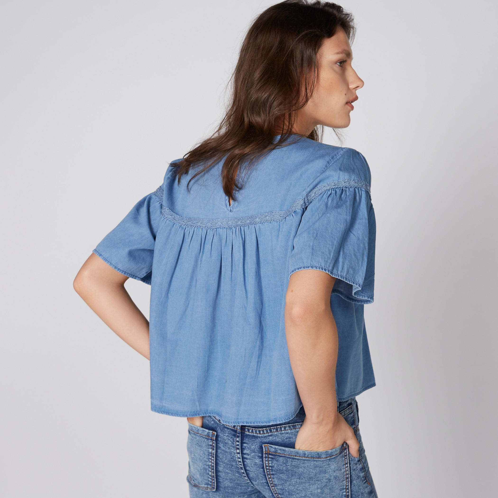 بلوزة بياقة مستديرة وأكمام واسعة وتفاصيل دانتيل-women-clothing-shirtsandblouses-blouses-image-2