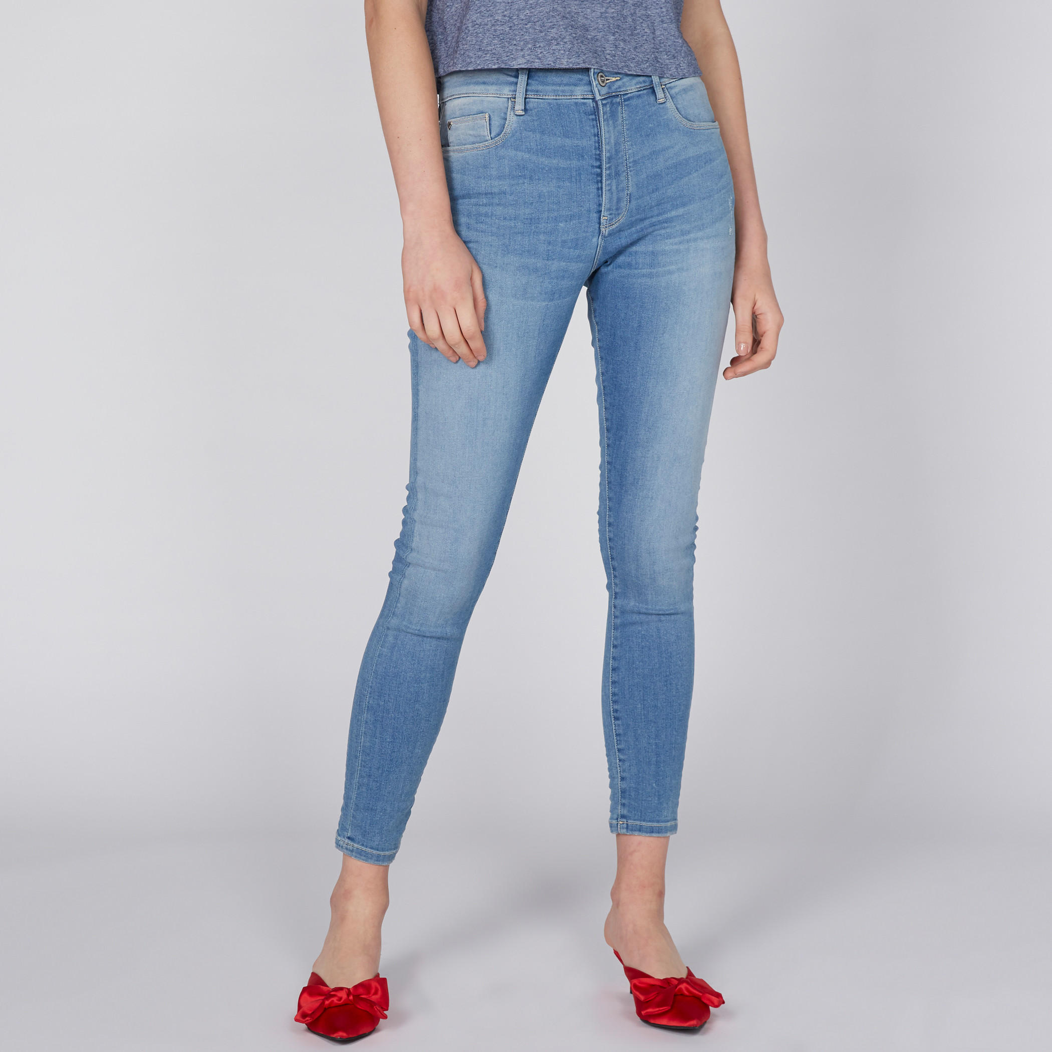 بنطال جينز بخصر مرتفع وإبزيم إغلاق-women-clothing-bottoms-jeans-image-1