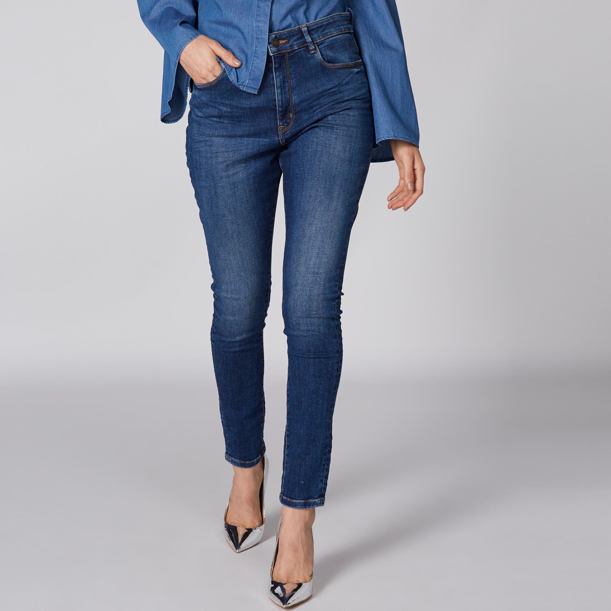 بنطال جينز طويل بزر إغلاق وجيوب-women-clothing-bottoms-jeans-image-1
