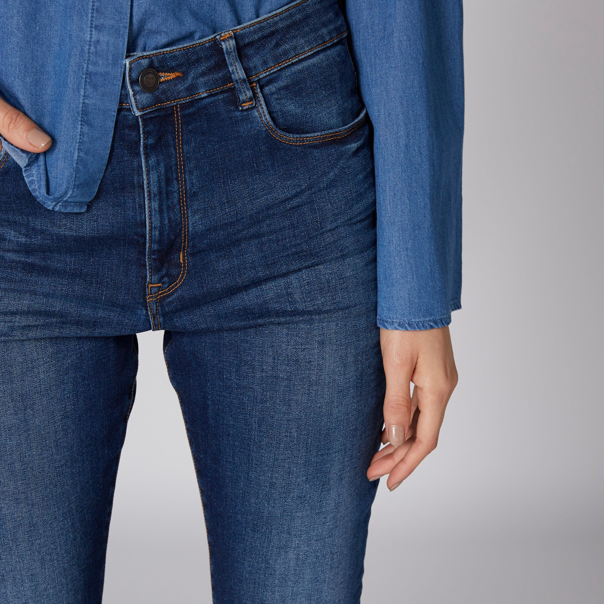 بنطال جينز طويل بزر إغلاق وجيوب-women-clothing-bottoms-jeans-image-3