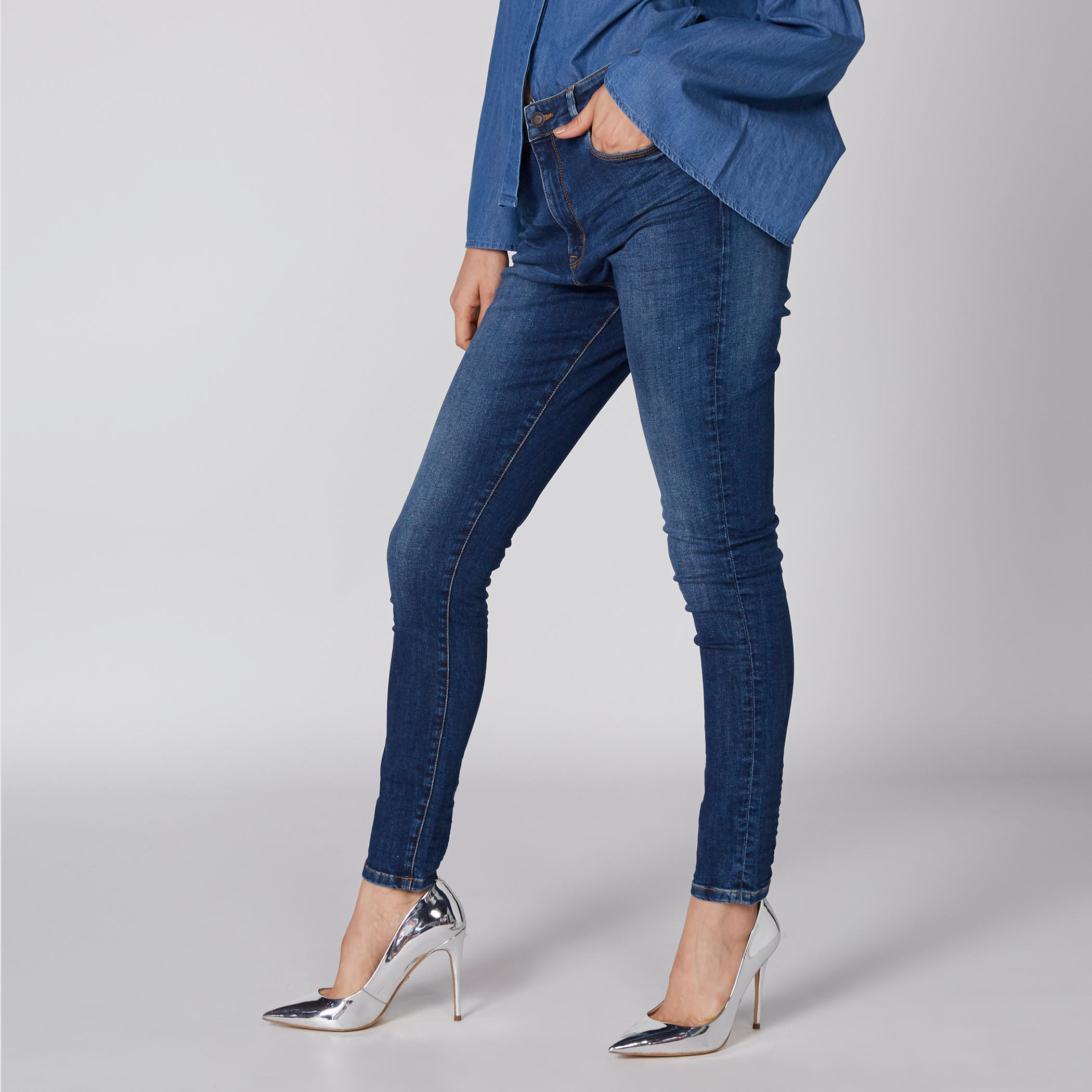 بنطال جينز طويل بزر إغلاق وجيوب-women-clothing-bottoms-jeans-image-4