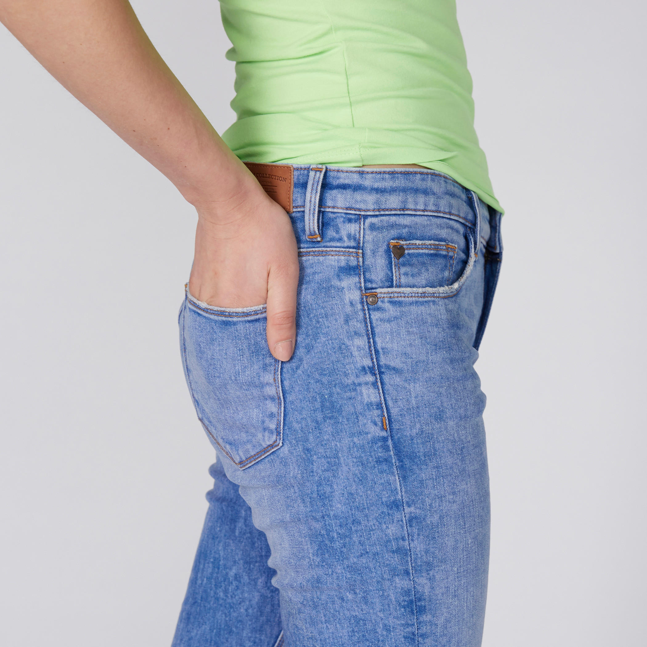 بنطال جينز مضلّع بطول 3/4 وقصّة ضيّقة-women-clothing-bottoms-jeans-image-3