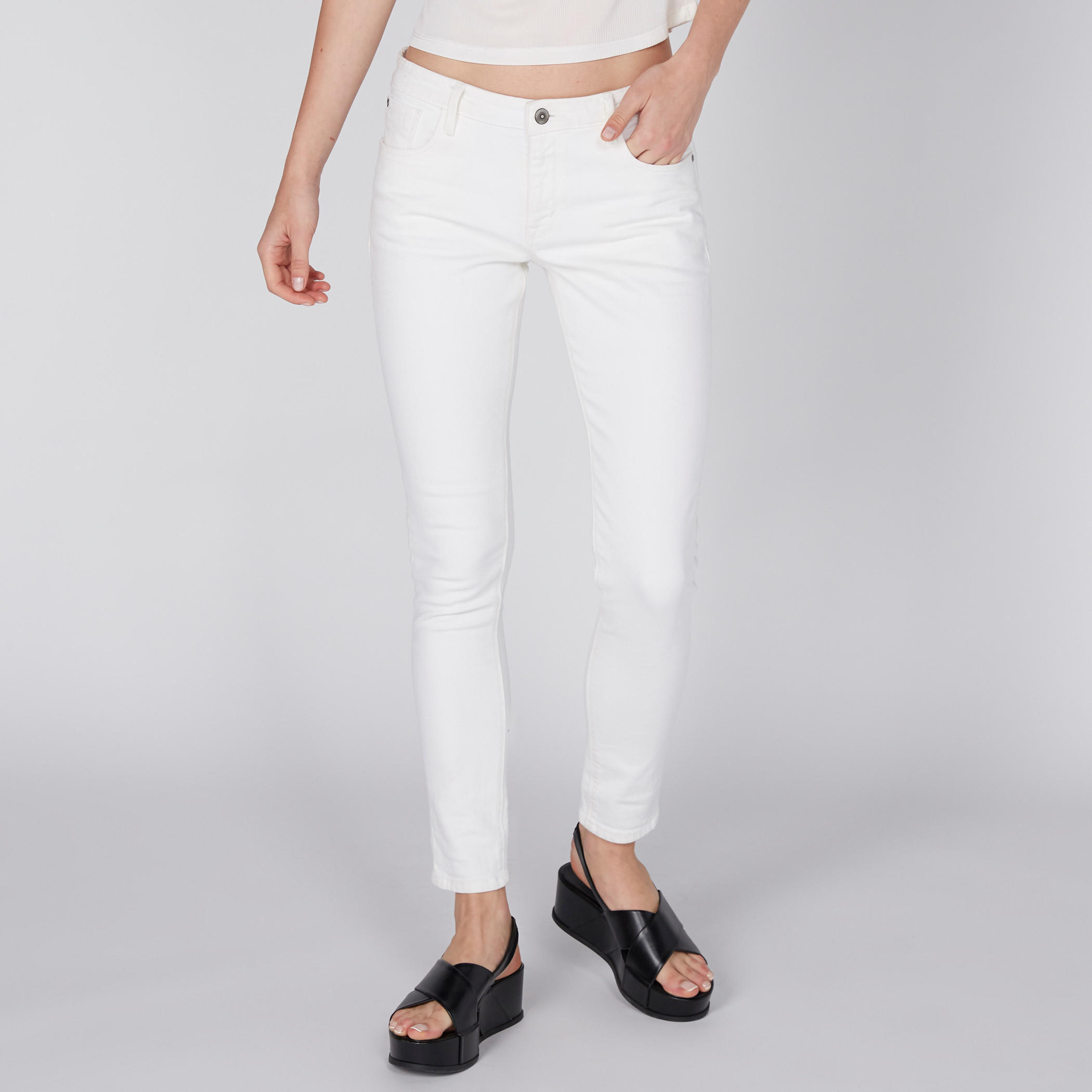 بنطال جينز طويل بقصّة ضيّقة-women-clothing-bottoms-jeans-image-1