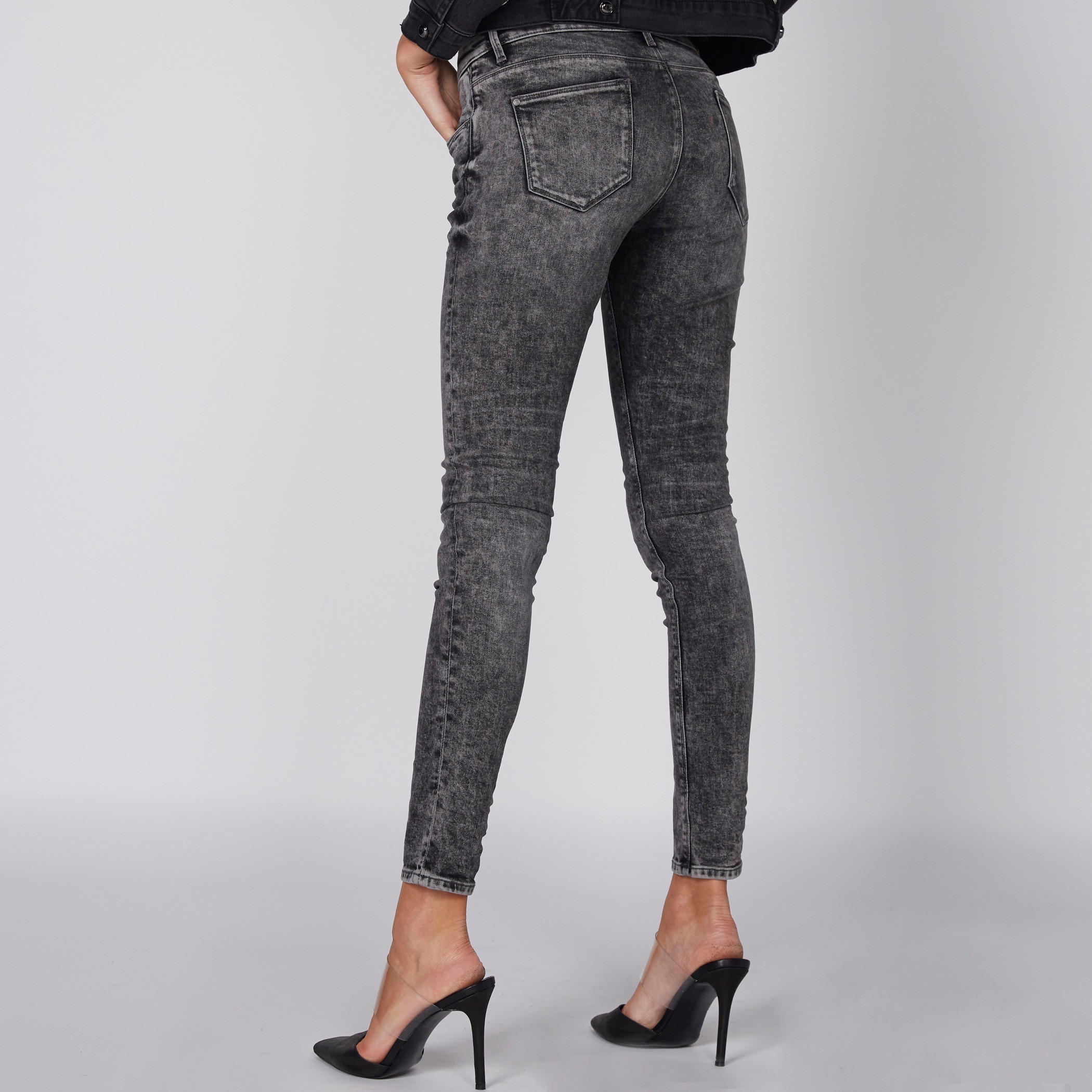 بنطال جينز طويل بتصميم باهت وقصّة ضيّقة-women-clothing-bottoms-jeans-image-4