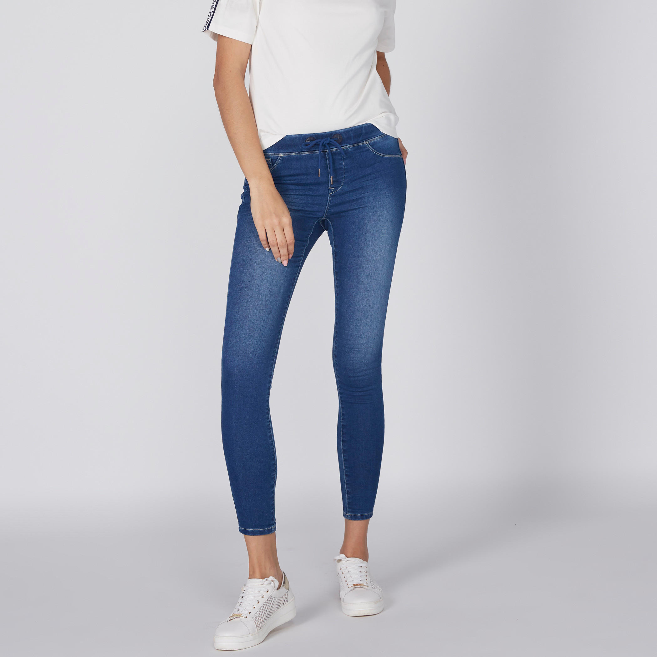 بنطال جينز بقصّة ضيّقة ورباط-women-clothing-bottoms-jeans-image-1