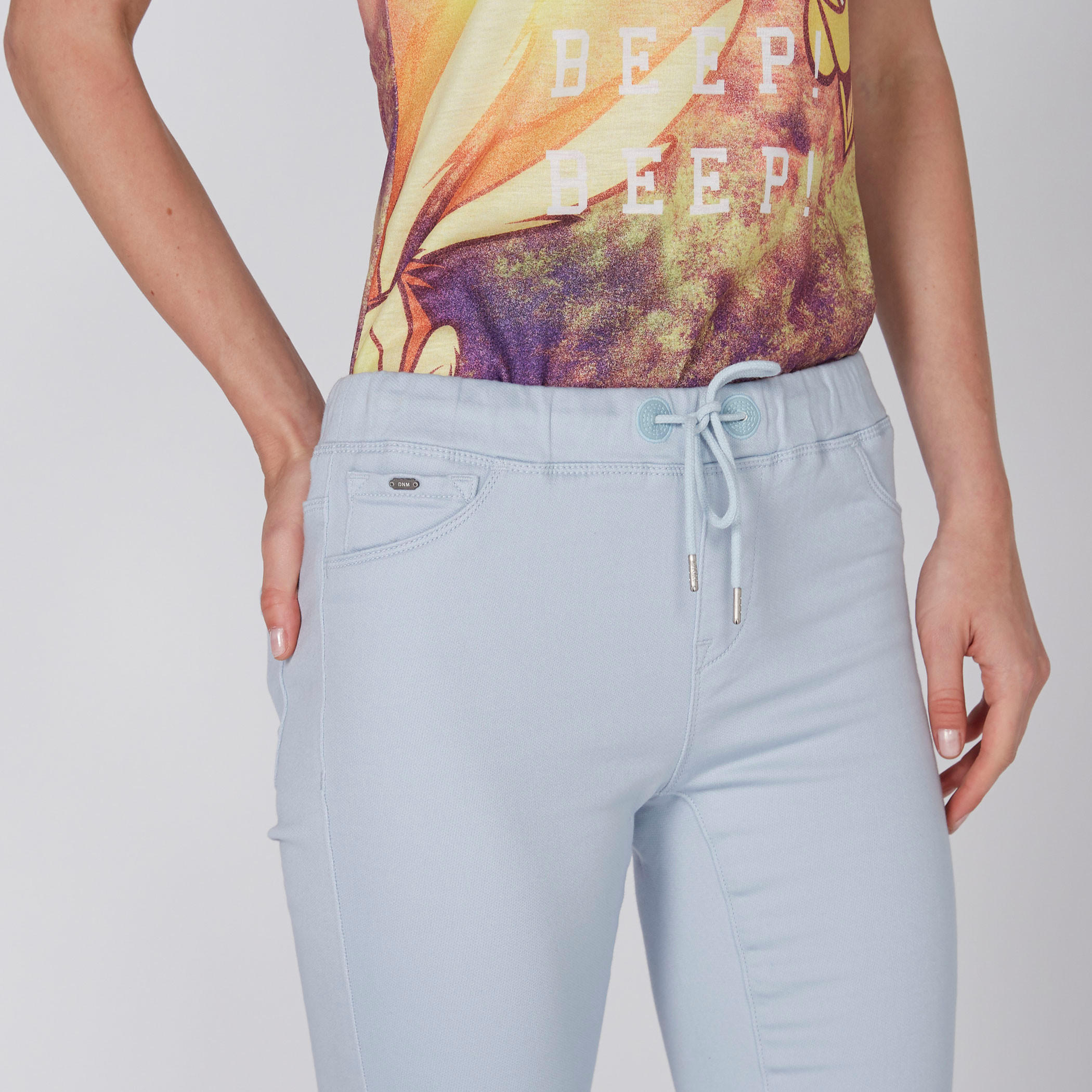 بنطال طويل بقصّة ضيّقة وجيوب ورباط-women-clothing-bottoms-trousers-image-4
