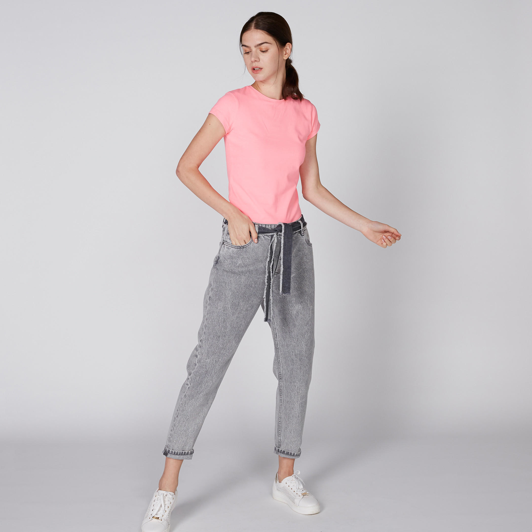 بنطال جينز بخصر متوسط الارتفاع وحزام رباط وجيوب-women-clothing-bottoms-jeans-image-1