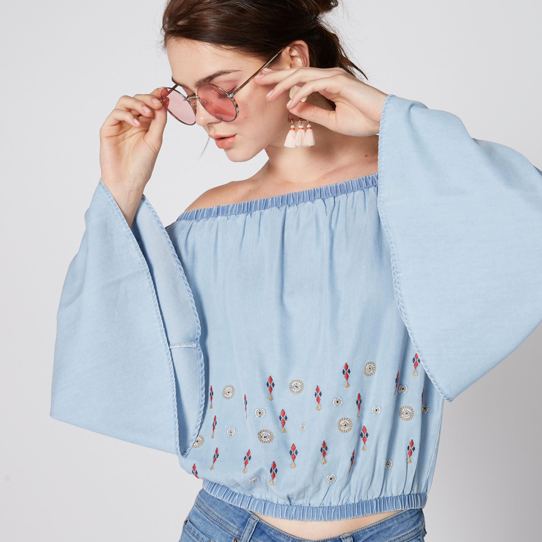 بلوزة قصيرة مكشوفة الأكتاف بتصميم مطرّز-women-clothing-shirtsandblouses-blouses-image-1