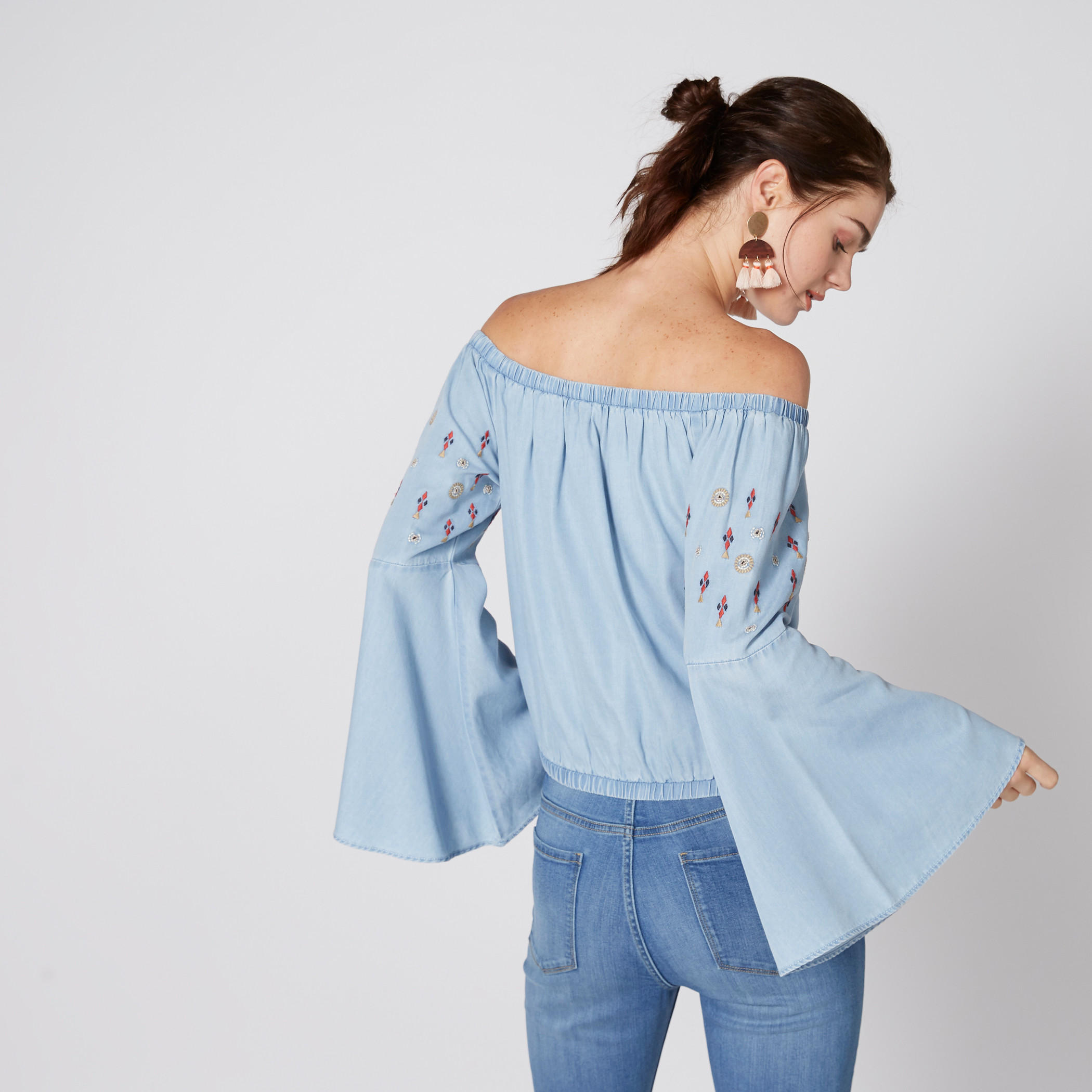 بلوزة قصيرة مكشوفة الأكتاف بتصميم مطرّز-women-clothing-shirtsandblouses-blouses-image-2