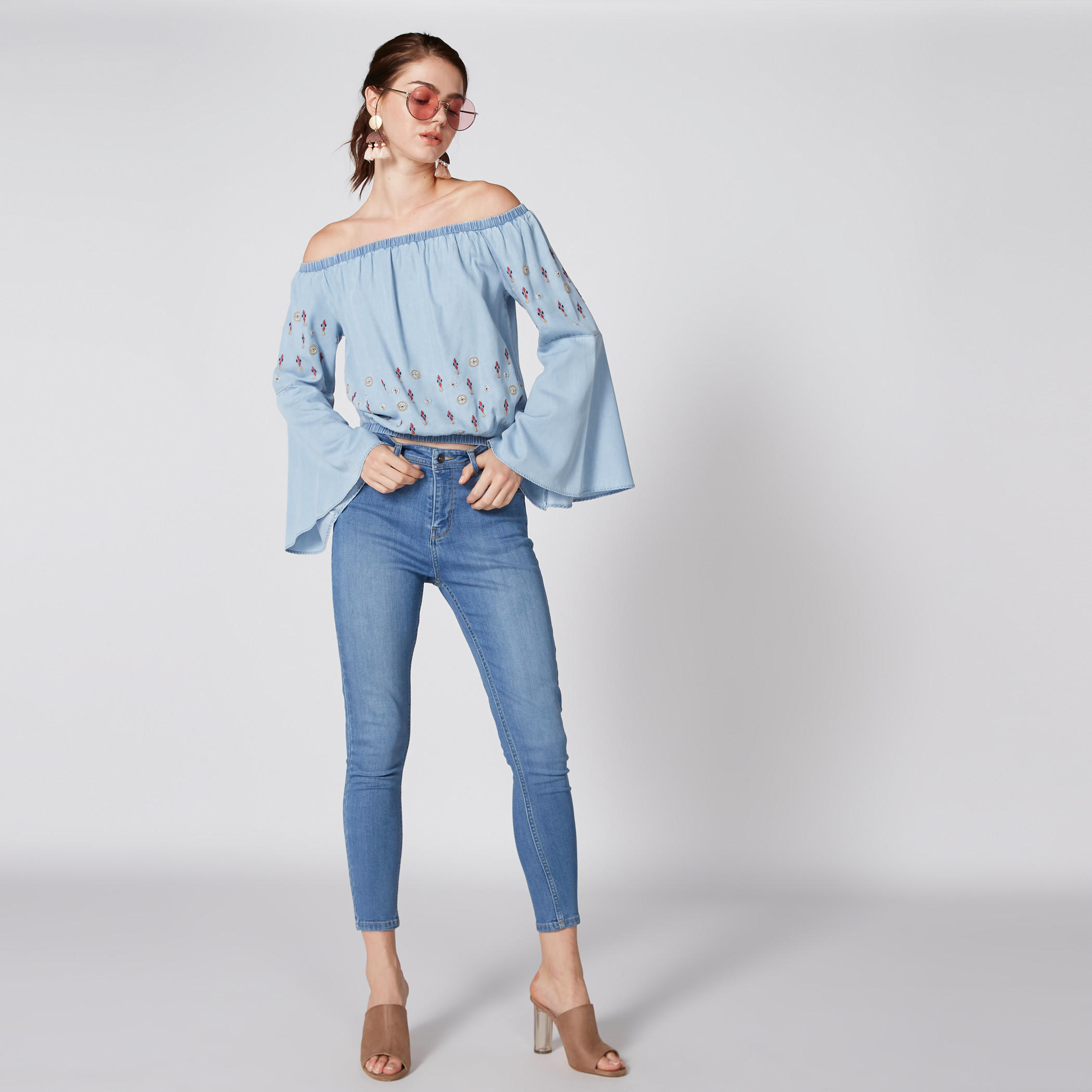 بلوزة قصيرة مكشوفة الأكتاف بتصميم مطرّز-women-clothing-shirtsandblouses-blouses-image-3