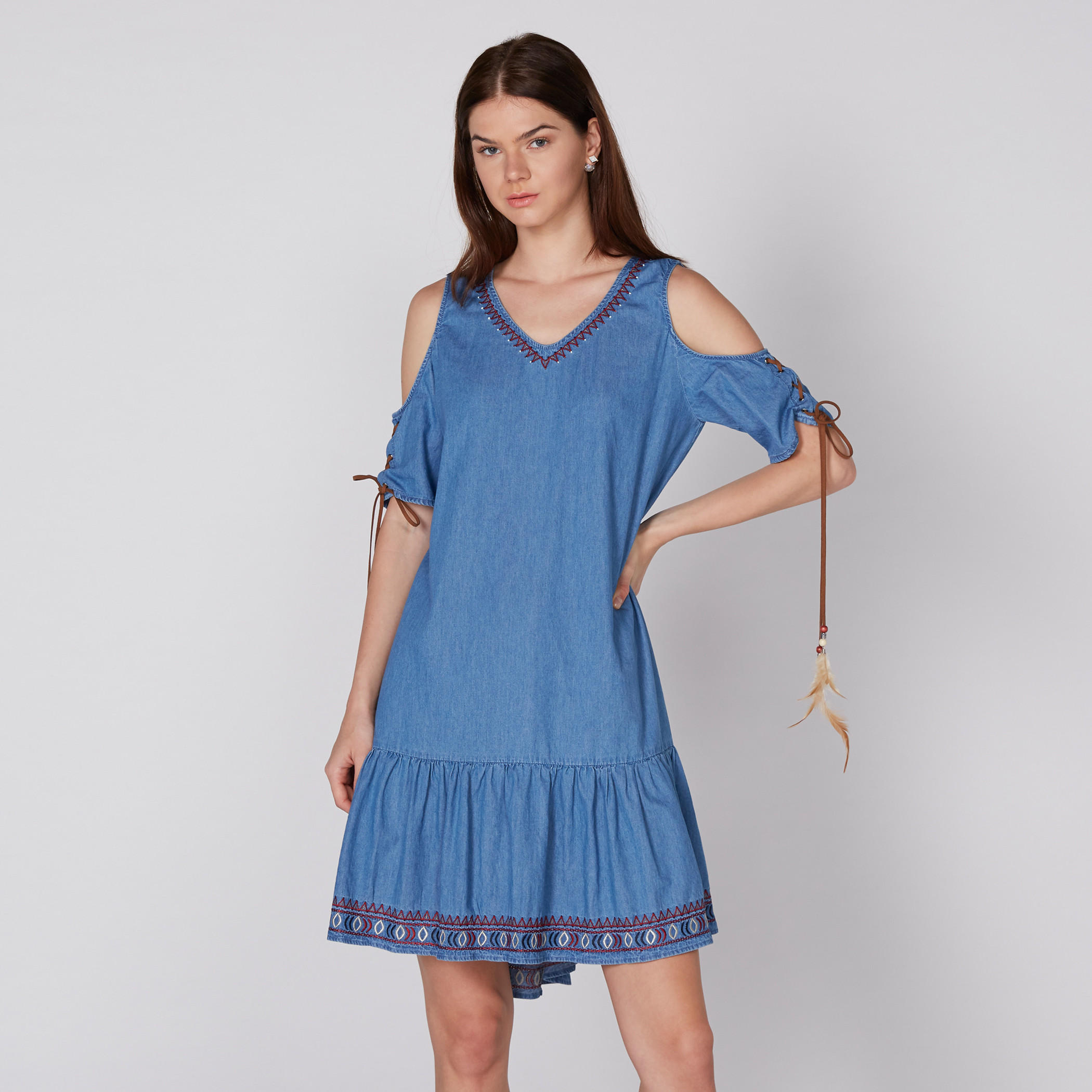 فستان دينم قصير مطرّز بياقة V وأكتاف مكشوفة-women-clothing-dresses-image-1