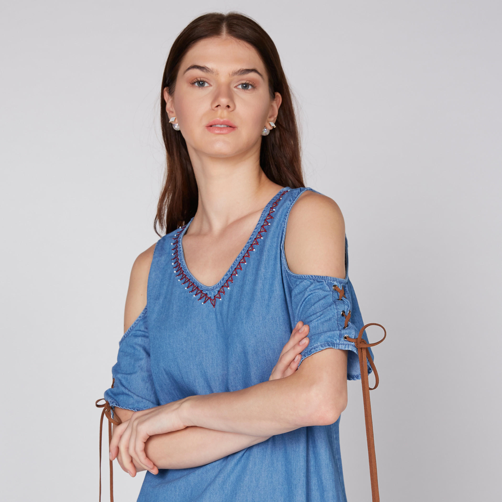 فستان دينم قصير مطرّز بياقة V وأكتاف مكشوفة-women-clothing-dresses-image-3