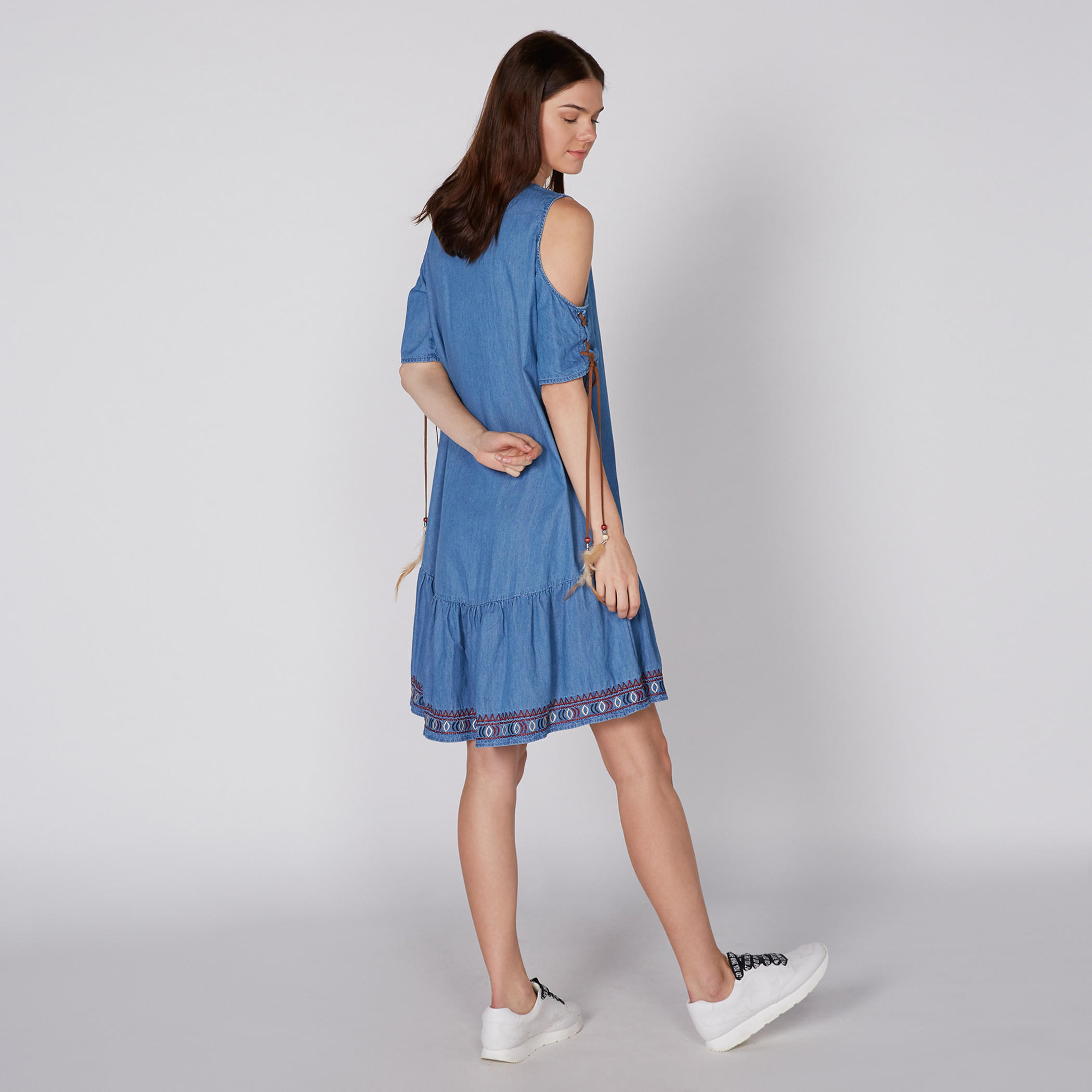 فستان دينم قصير مطرّز بياقة V وأكتاف مكشوفة-women-clothing-dresses-image-4