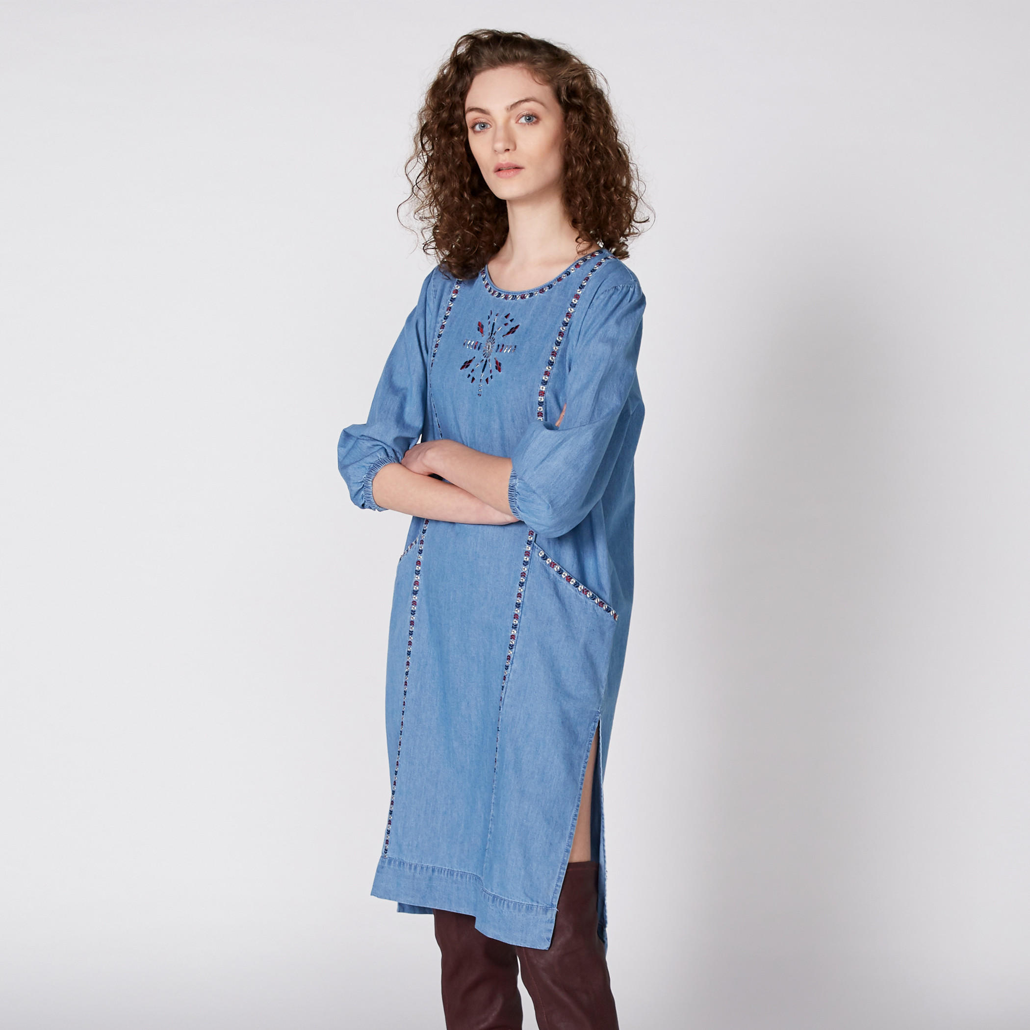 فستان من الدينم متوسط الطول بتصميم مطرّز مع أكمام بطول 3/4 وفتحة جانبية-women-clothing-dresses-image-1