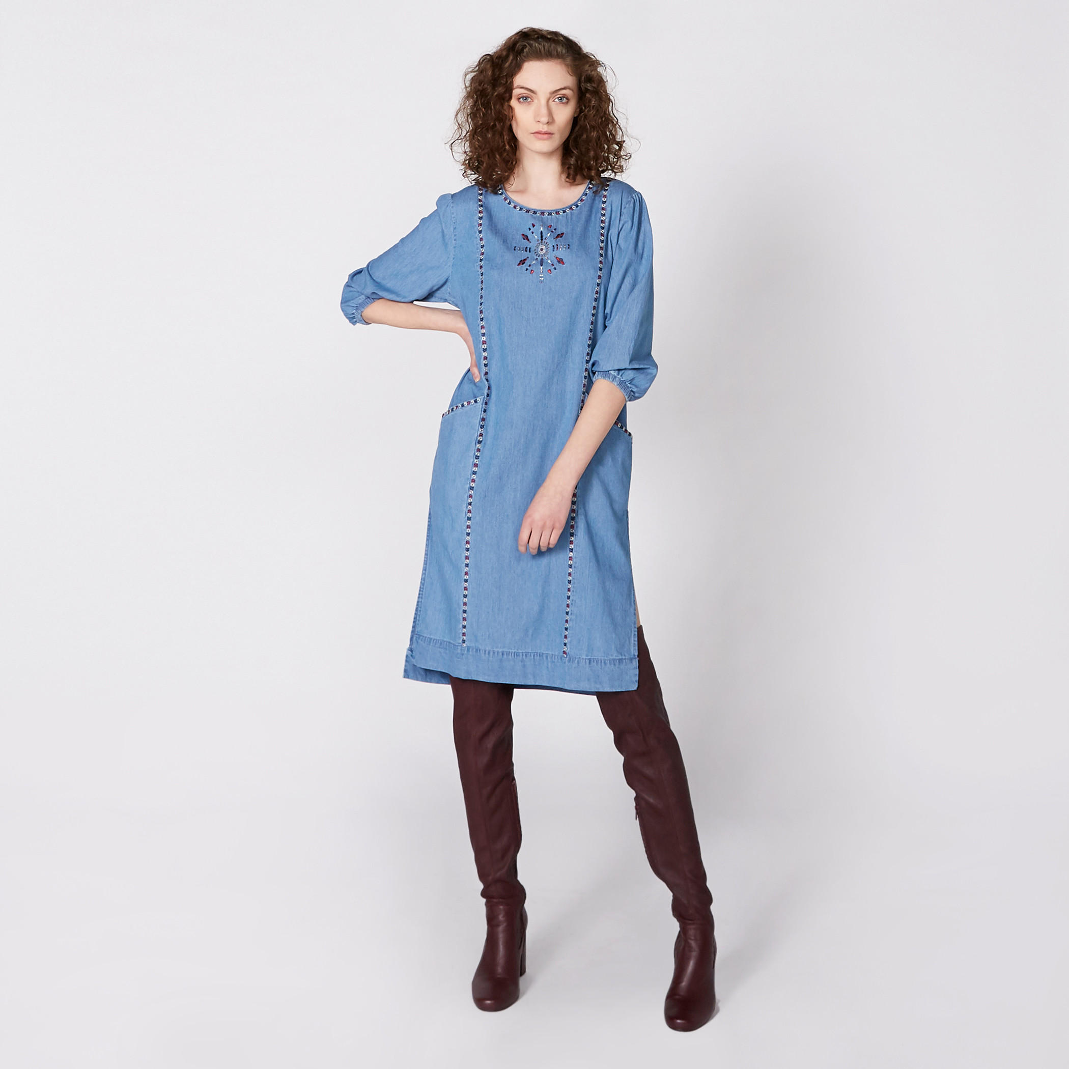 فستان من الدينم متوسط الطول بتصميم مطرّز مع أكمام بطول 3/4 وفتحة جانبية-women-clothing-dresses-image-2