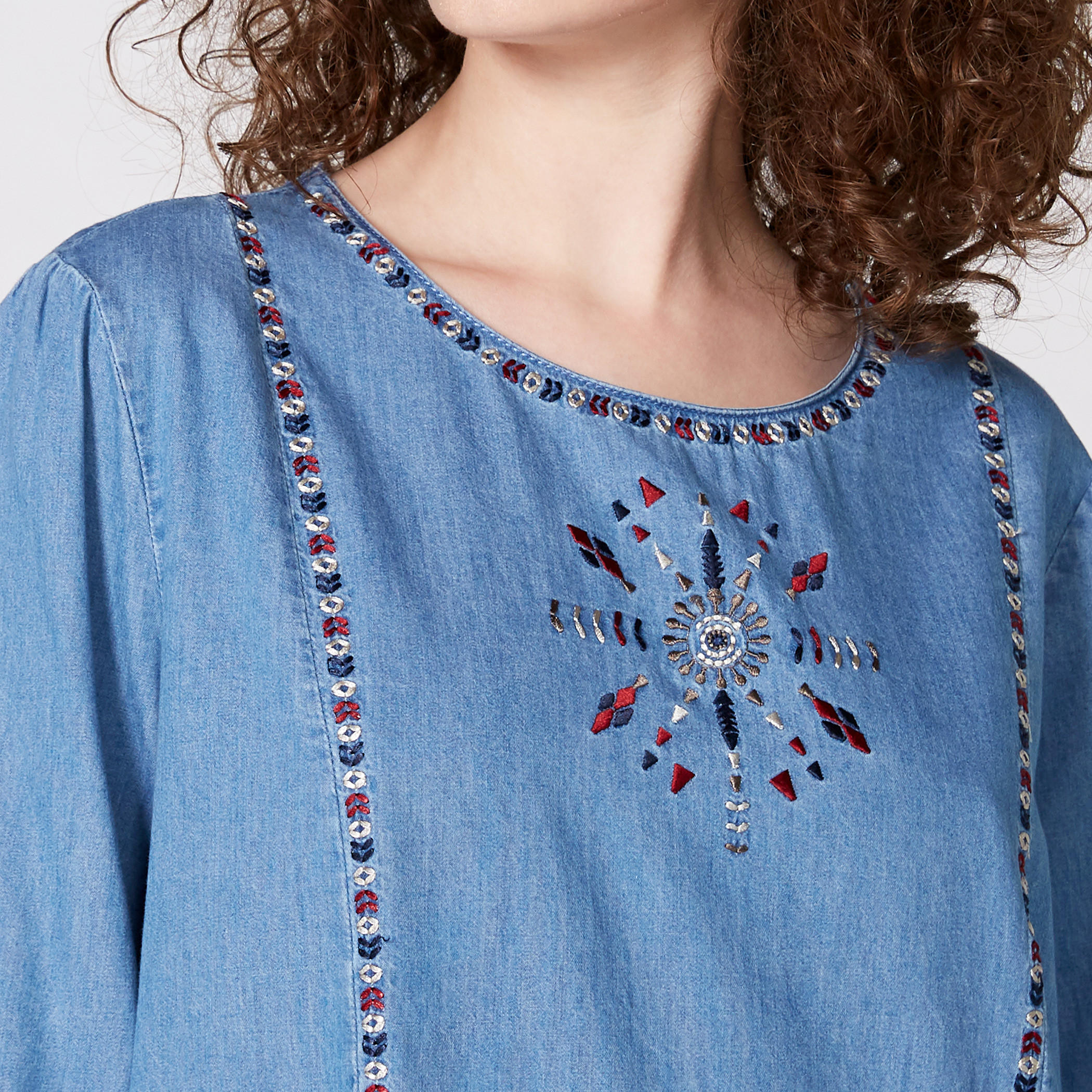 فستان من الدينم متوسط الطول بتصميم مطرّز مع أكمام بطول 3/4 وفتحة جانبية-women-clothing-dresses-image-3