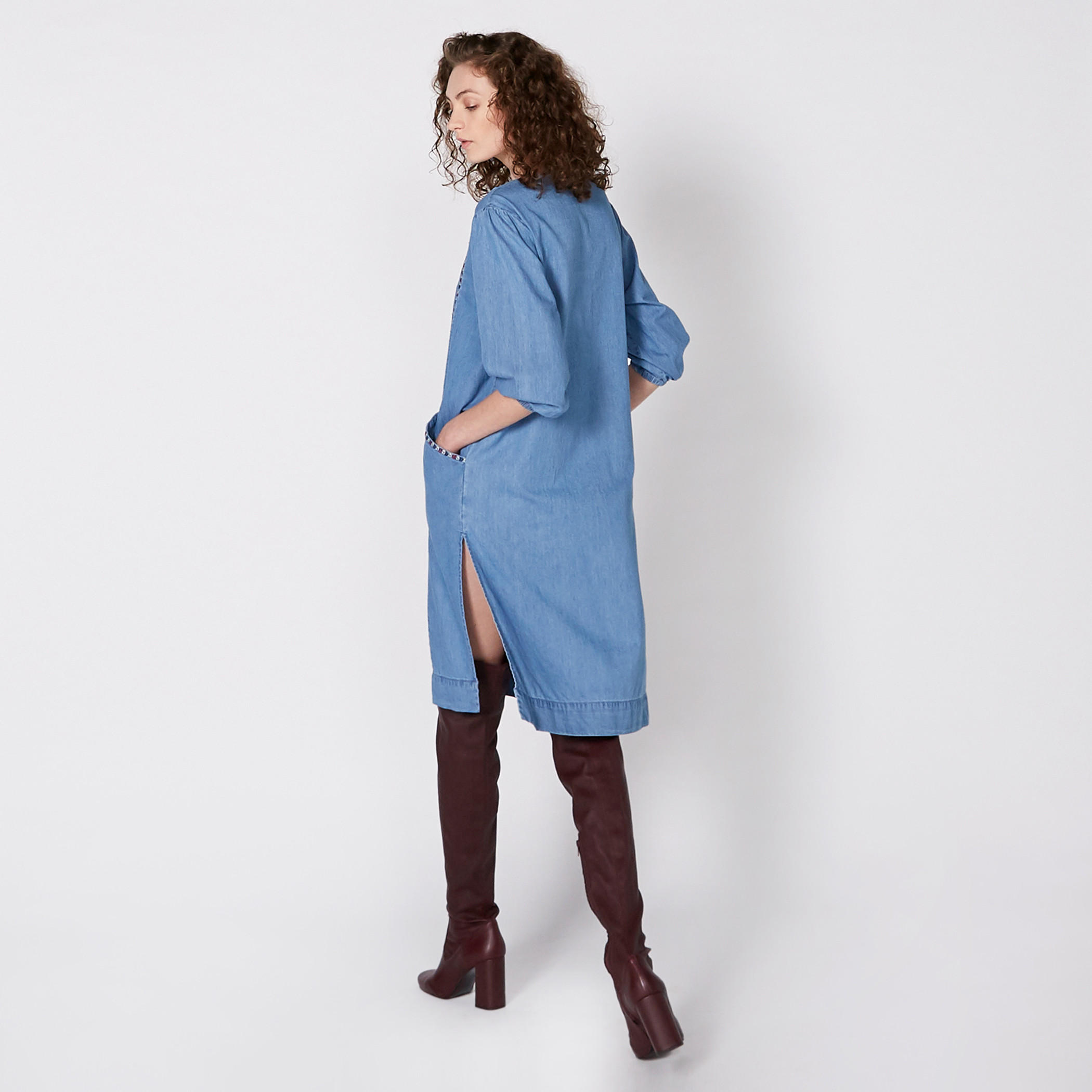 فستان من الدينم متوسط الطول بتصميم مطرّز مع أكمام بطول 3/4 وفتحة جانبية-women-clothing-dresses-image-4