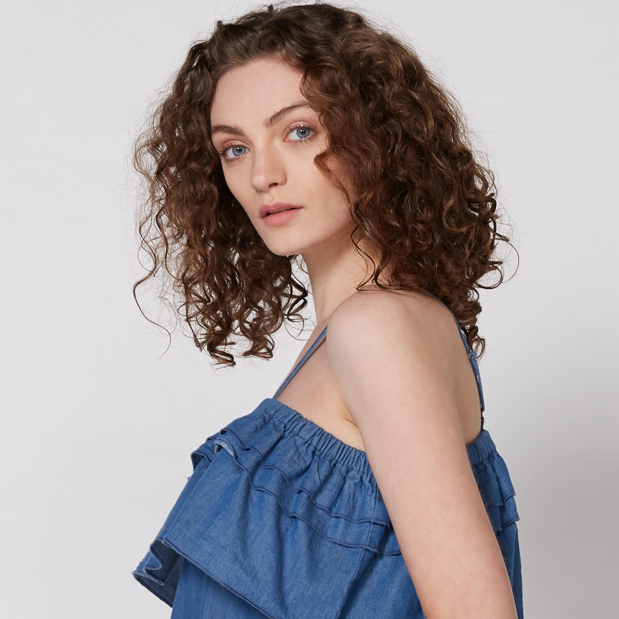 فستان قصير من الدينم بحمّالات رفيعة وتفاصيل كشكش-women-clothing-dresses-image-3