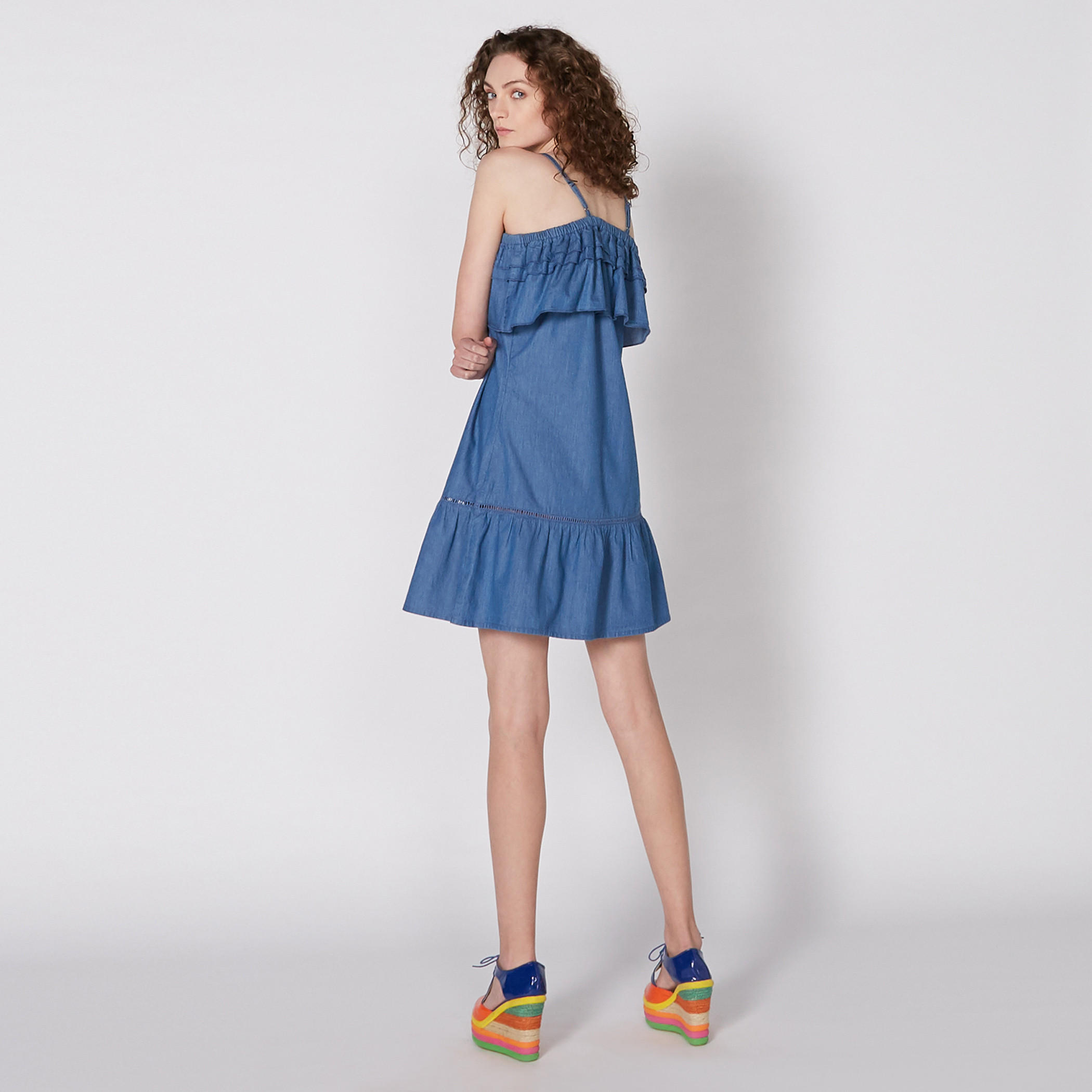 فستان قصير من الدينم بحمّالات رفيعة وتفاصيل كشكش-women-clothing-dresses-image-4