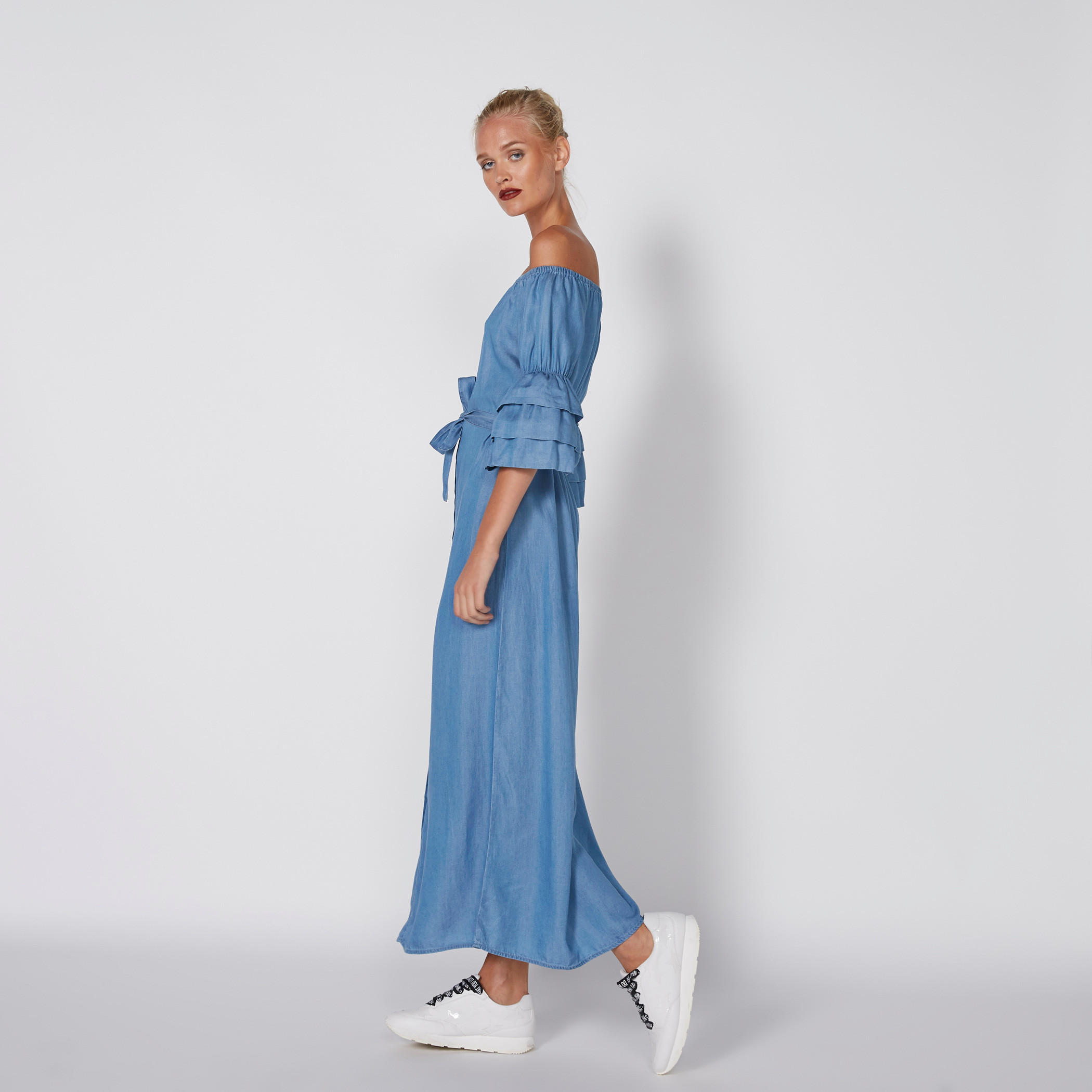 فستان طويل من الدينم مكشوف الأكتاف بحزام رباط-women-clothing-dresses-image-1