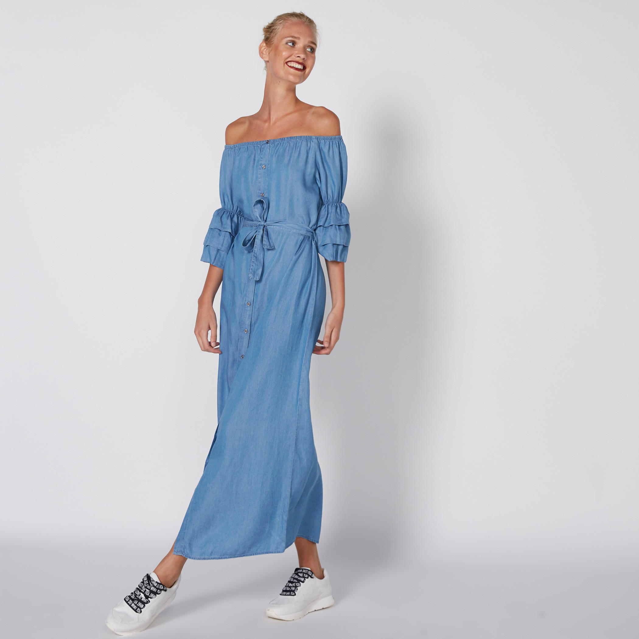 فستان طويل من الدينم مكشوف الأكتاف بحزام رباط-women-clothing-dresses-image-3