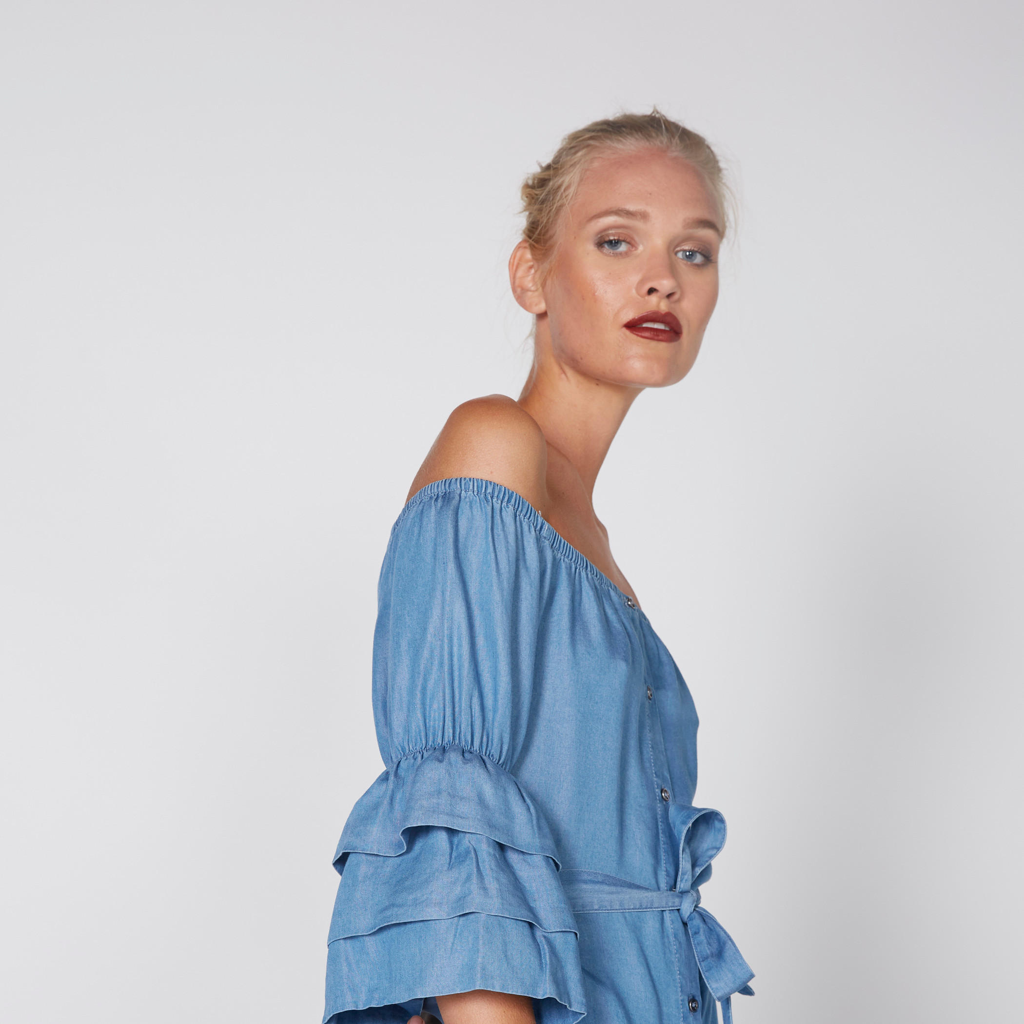 فستان طويل من الدينم مكشوف الأكتاف بحزام رباط-women-clothing-dresses-image-4