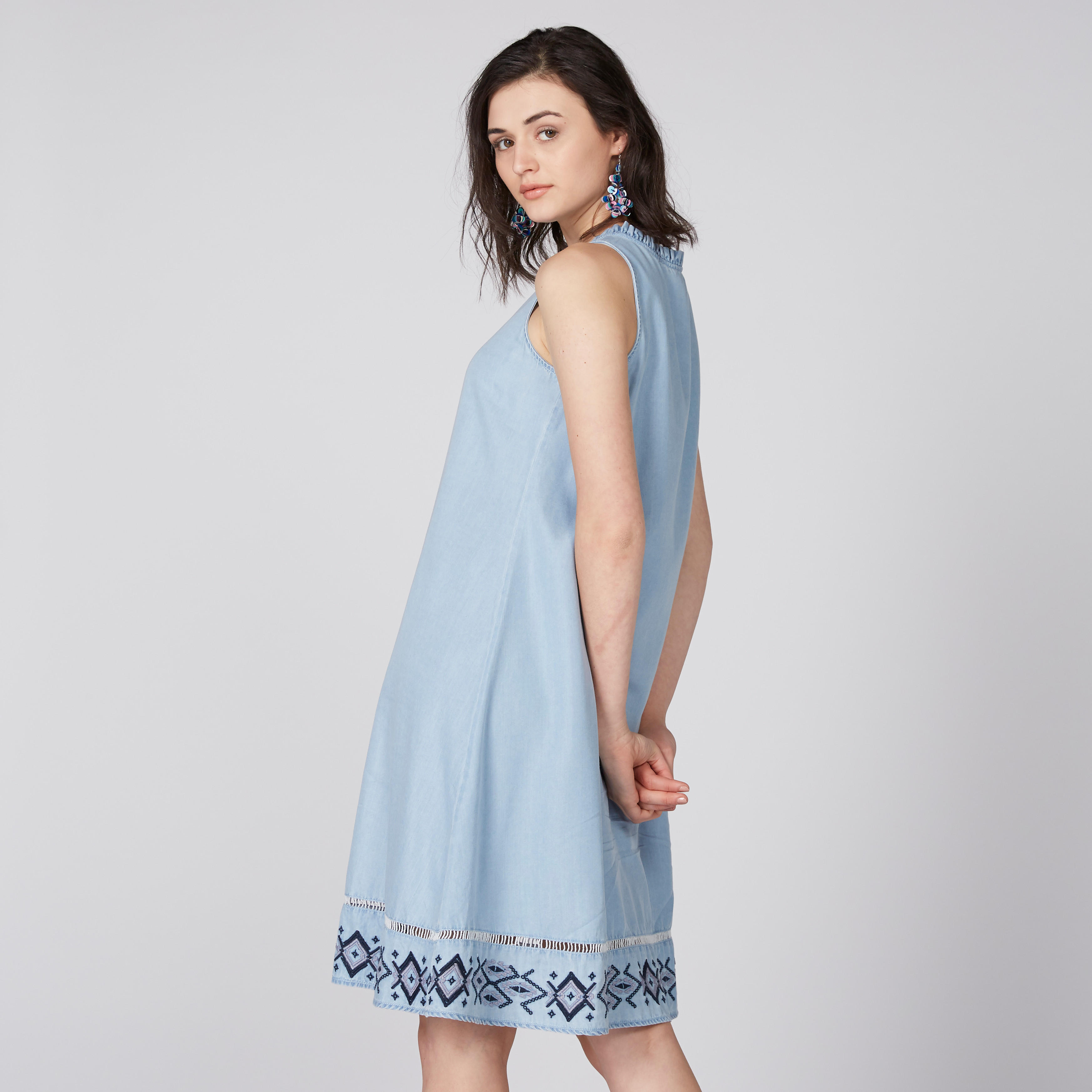 فستان متوسط الطول ومطرّز برباط وشرّابات-women-clothing-dresses-image-3