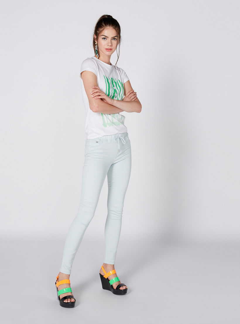 بنطال طويل بقصّة ضيّقة وخصر مطّاطي وجيوب-women-clothing-bottoms-jeans-image-1