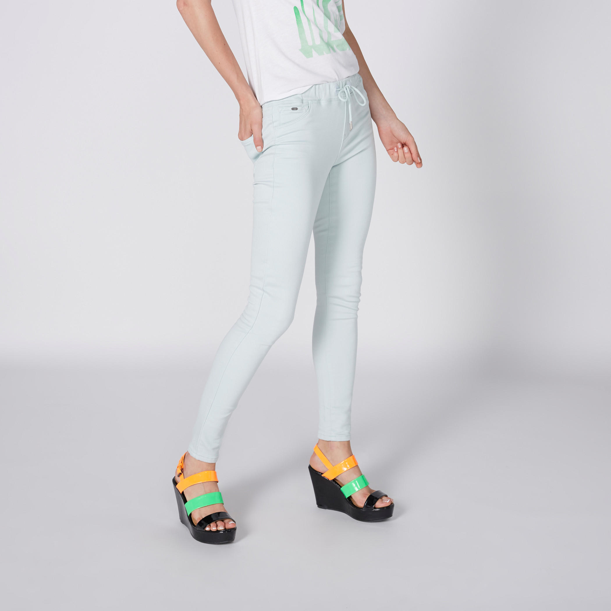 بنطال طويل بقصّة ضيّقة وخصر مطّاطي وجيوب-women-clothing-bottoms-jeans-image-2