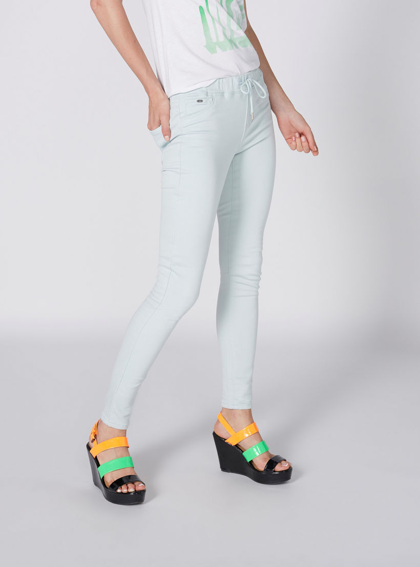 بنطال طويل بقصّة ضيّقة وخصر مطّاطي وجيوب-women-clothing-bottoms-jeans-image-2