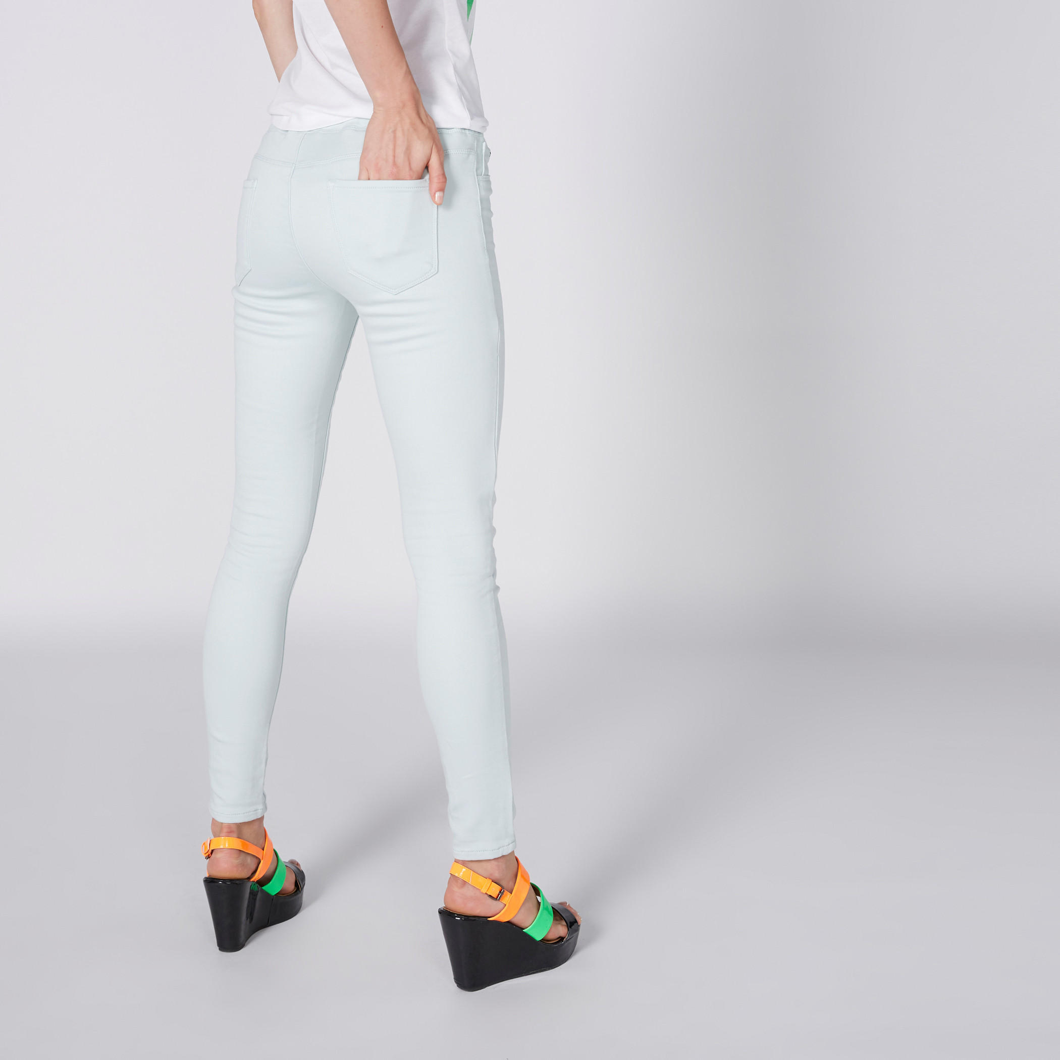 بنطال طويل بقصّة ضيّقة وخصر مطّاطي وجيوب-women-clothing-bottoms-jeans-image-4