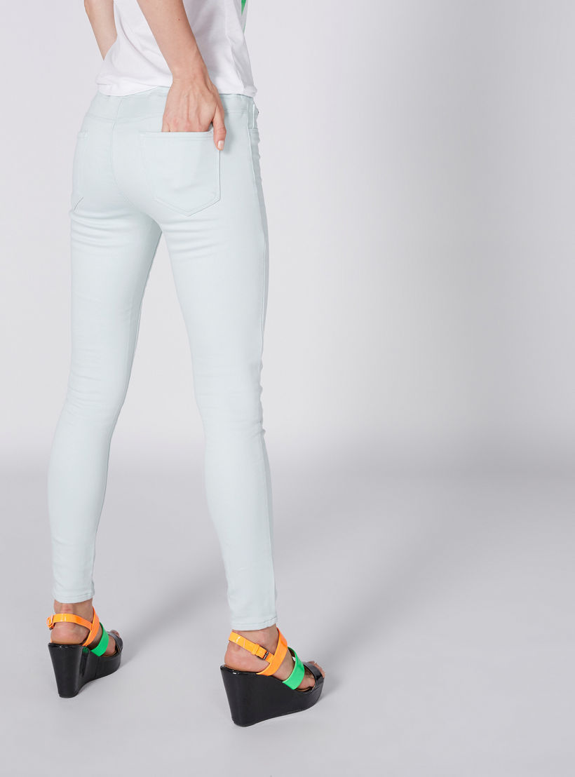 بنطال طويل بقصّة ضيّقة وخصر مطّاطي وجيوب-women-clothing-bottoms-jeans-image-4