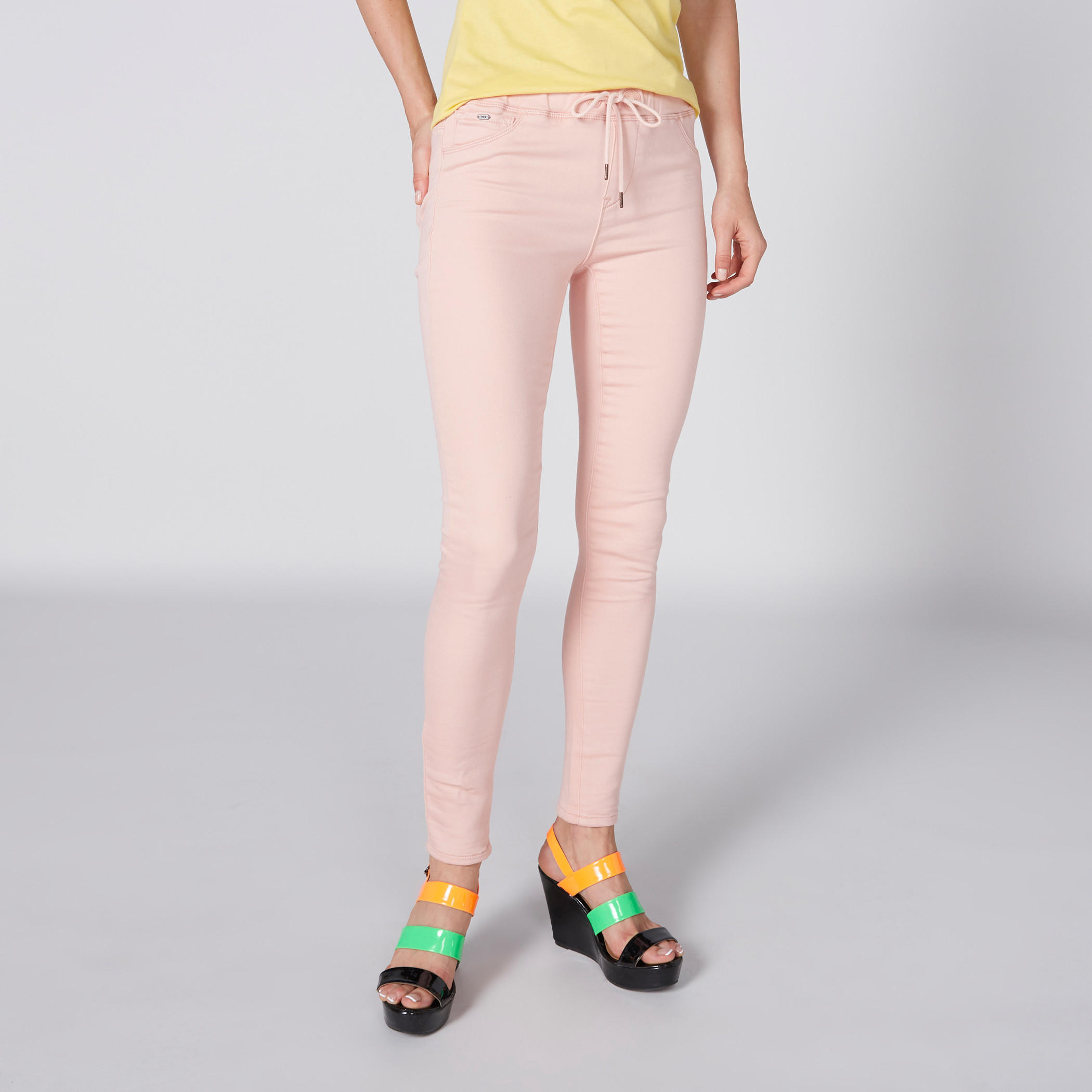 بنطال جينز طويل برباط وجيوب-women-clothing-bottoms-jeans-image-2