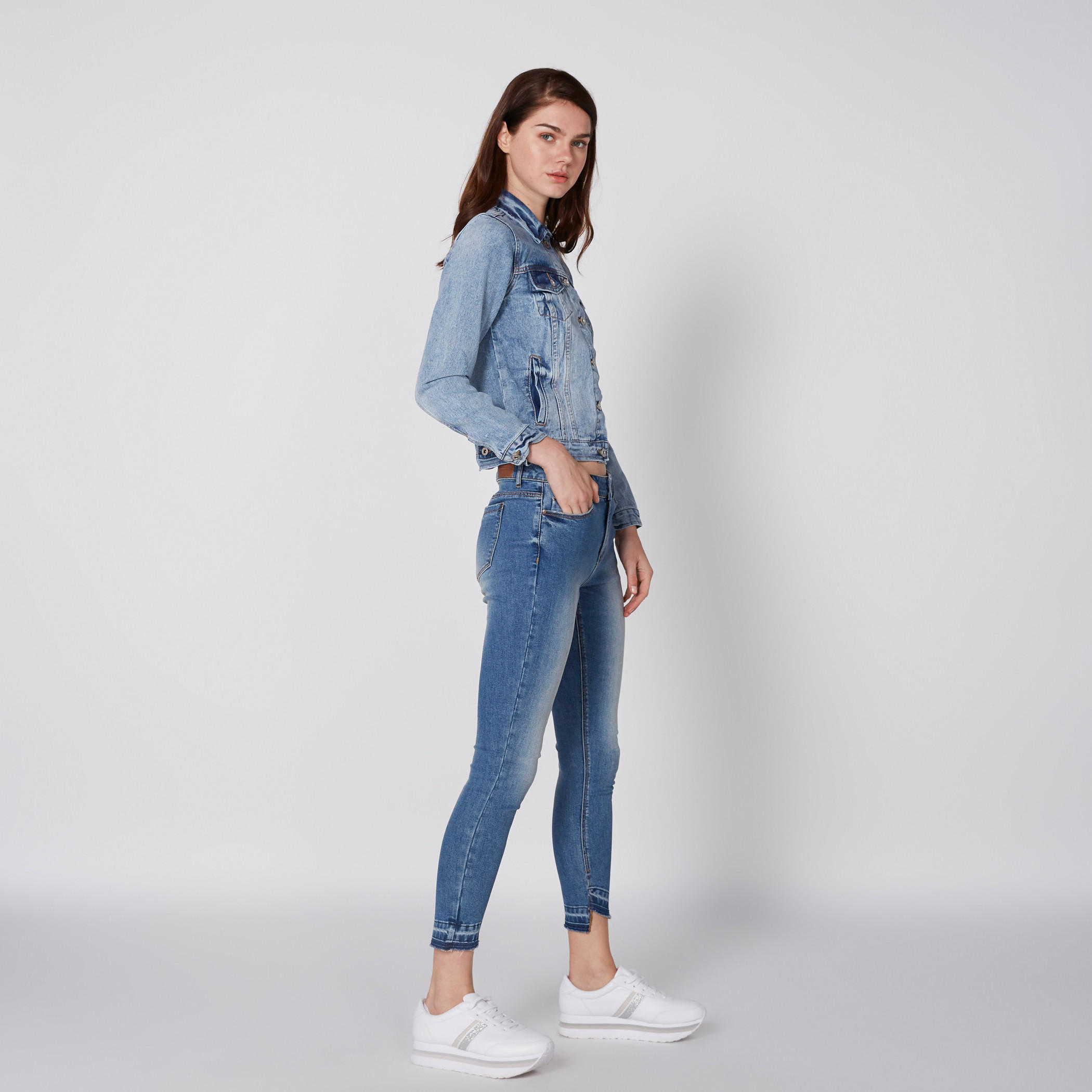 بنطال جينز قصير بقصّة ضيّقة وزر إغلاق وجيوب-women-clothing-bottoms-jeans-image-1