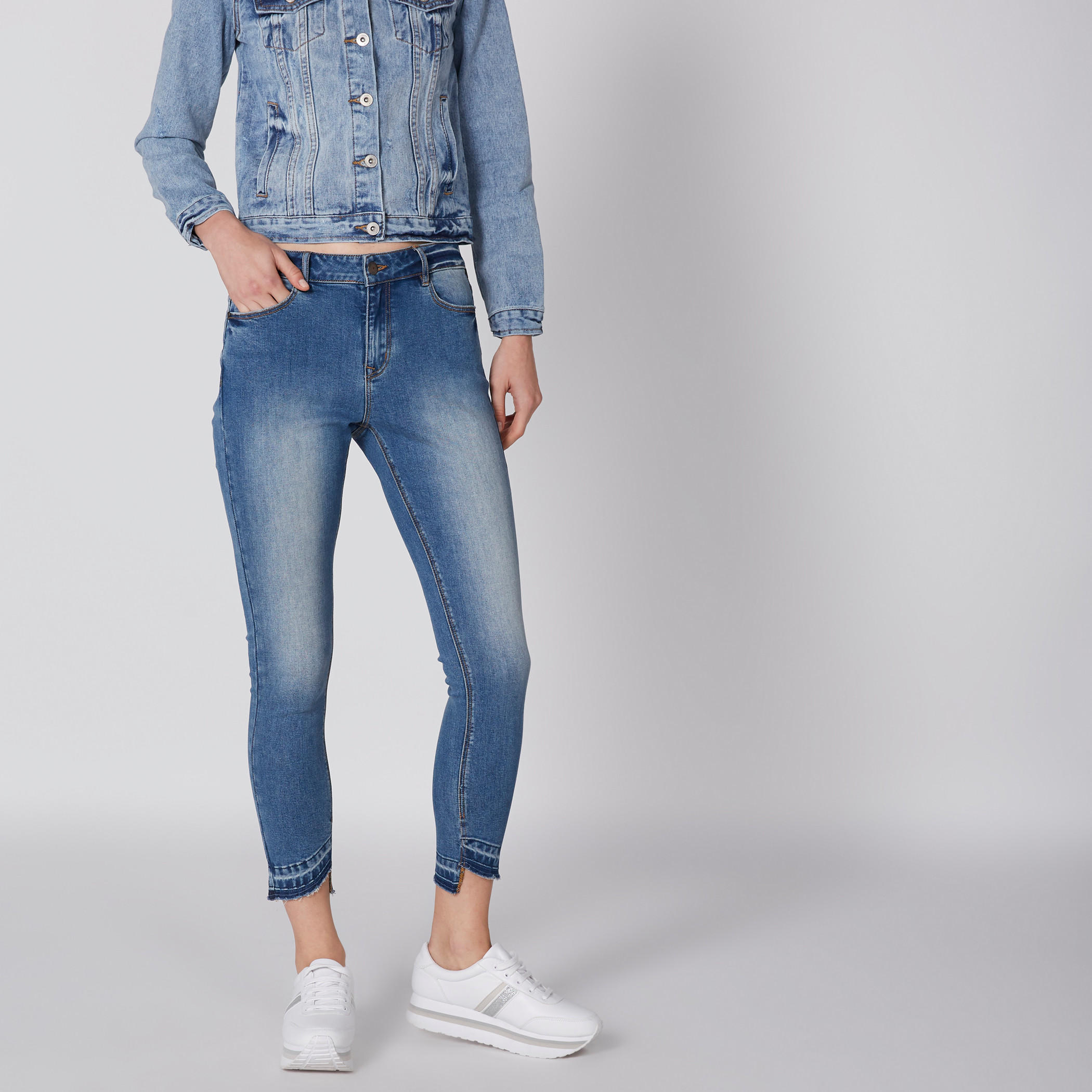 بنطال جينز قصير بقصّة ضيّقة وزر إغلاق وجيوب-women-clothing-bottoms-jeans-image-2
