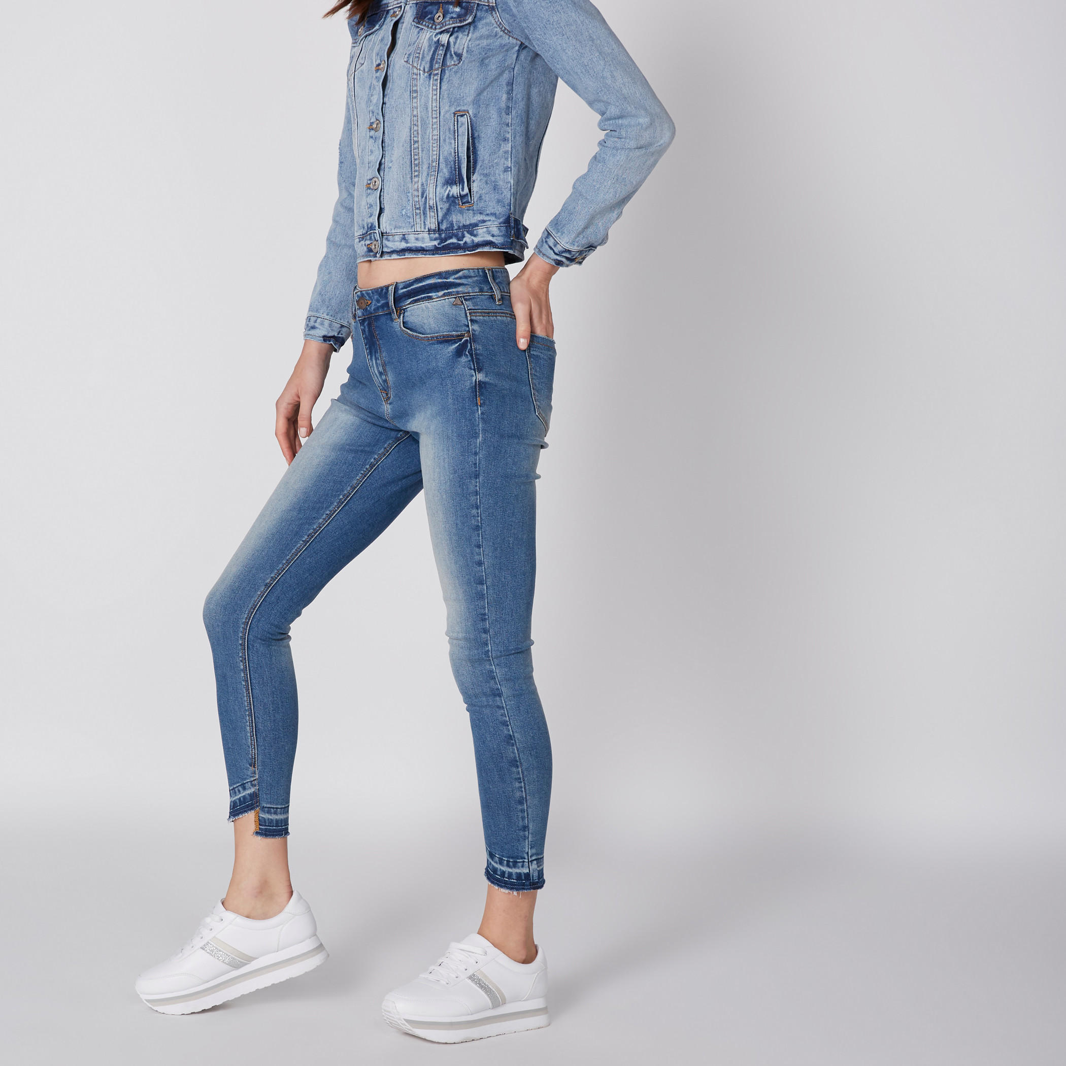 بنطال جينز قصير بقصّة ضيّقة وزر إغلاق وجيوب-women-clothing-bottoms-jeans-image-4