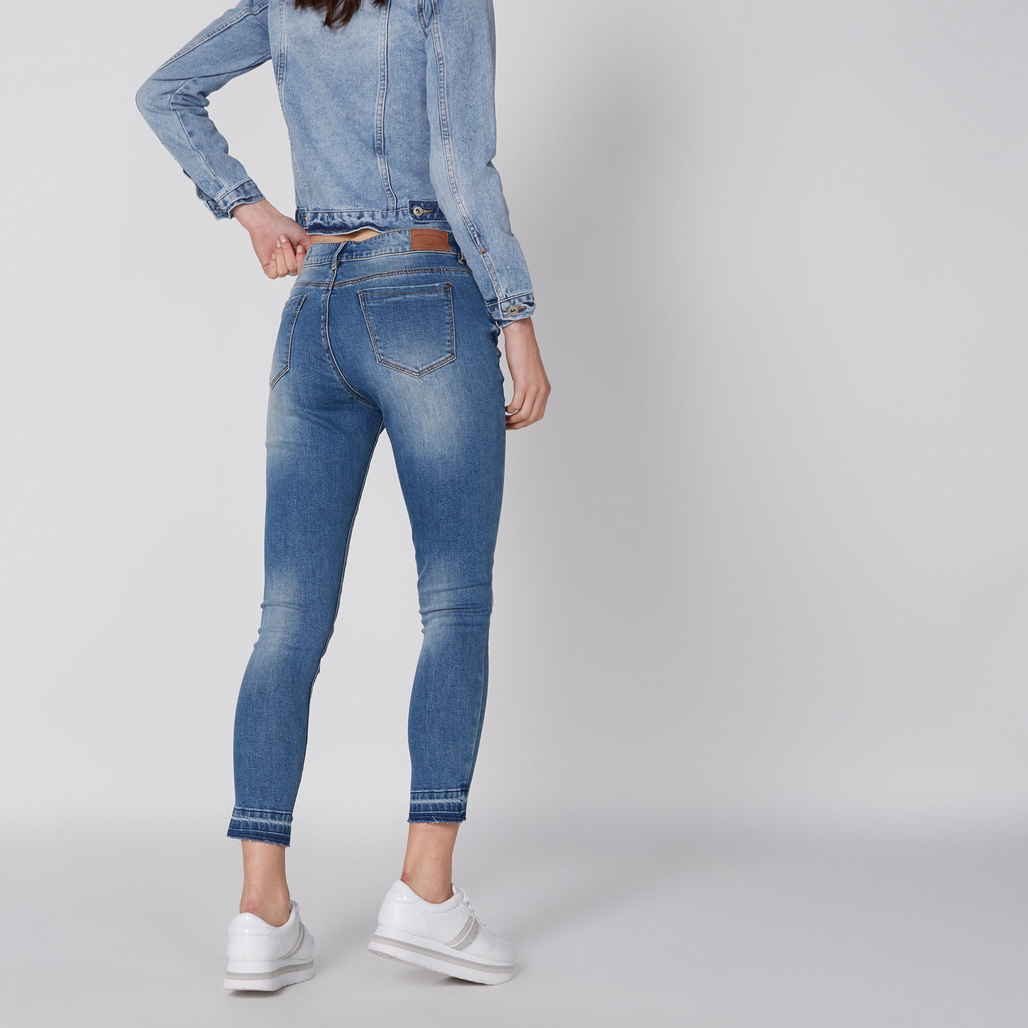 بنطال جينز قصير بقصّة ضيّقة وزر إغلاق وجيوب-women-clothing-bottoms-jeans-image-5