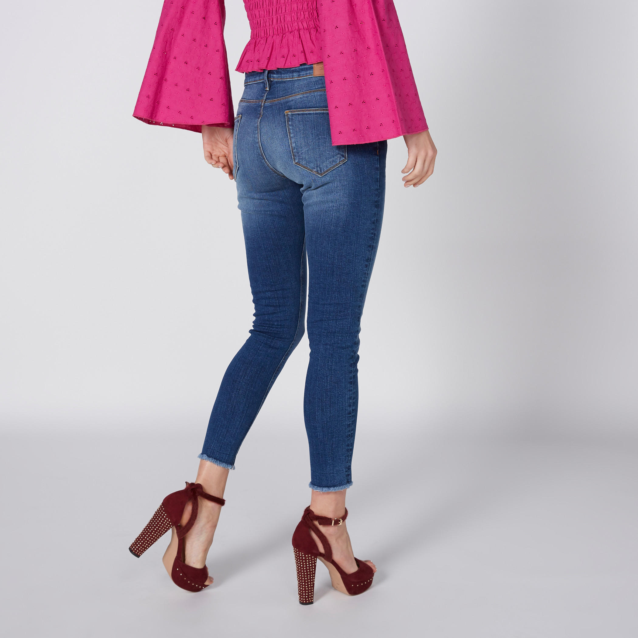 بنطال جينز قصير بزر إغلاق وجيوب-women-clothing-bottoms-jeans-image-2