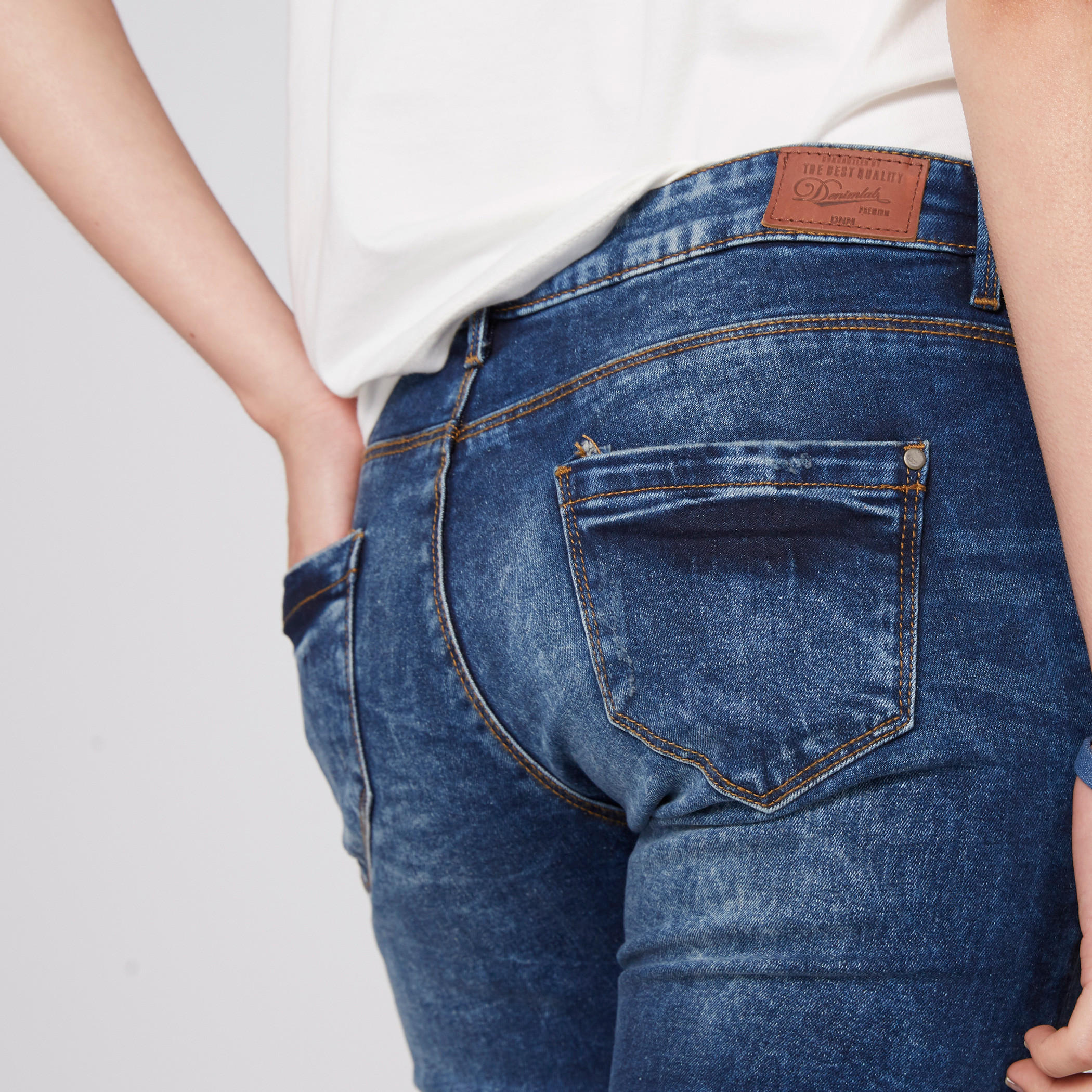 شورت من الدينم بزر إغلاق وجيوب-women-clothing-bottoms-shorts-image-4