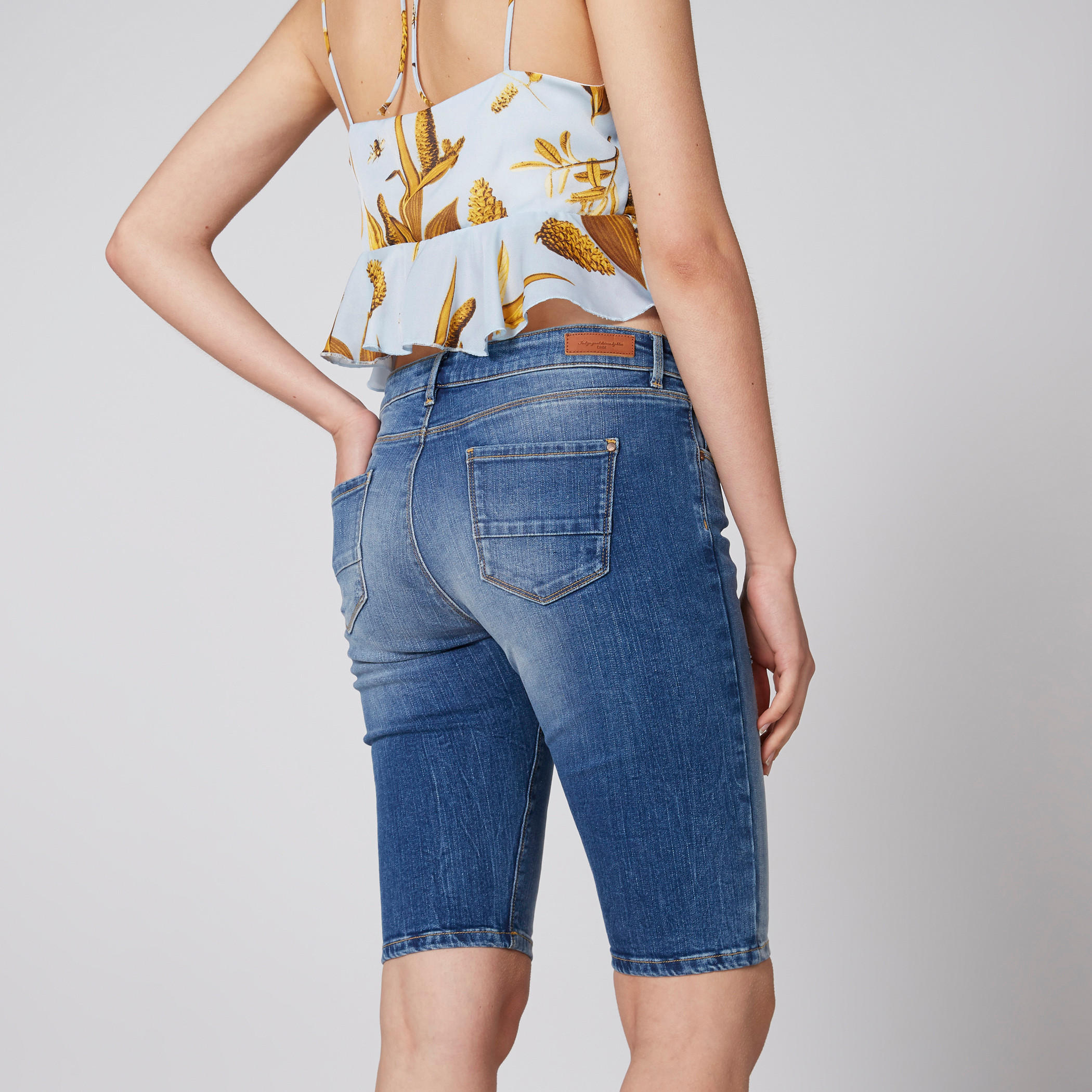 شورت من الدينم بزر إغلاق وجيوب-women-clothing-bottoms-shorts-image-2