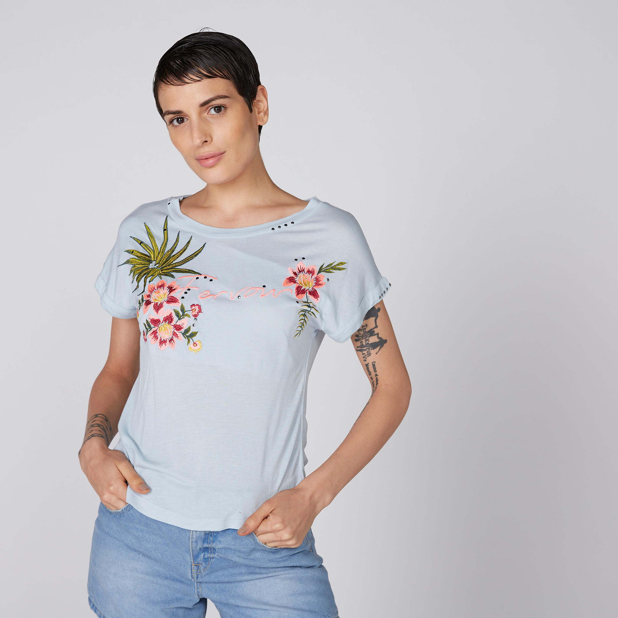 تيشيرت مطرّز بأكمام متصلة وتفاصيل مرصّعة-women-clothing-tshirts-image-1