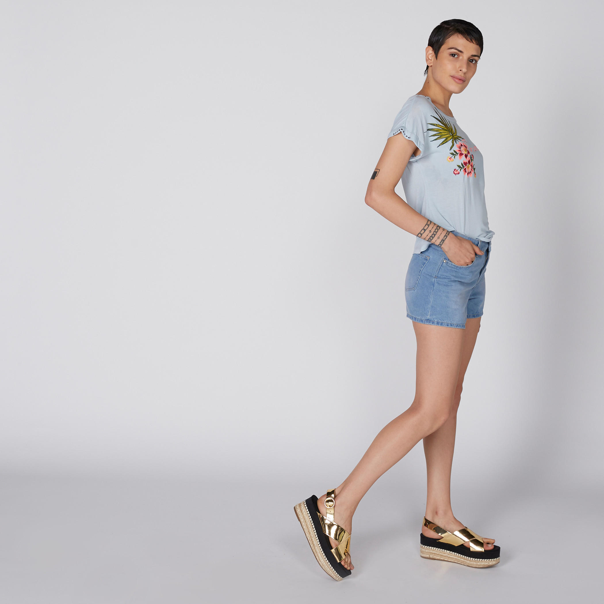 تيشيرت مطرّز بأكمام متصلة وتفاصيل مرصّعة-women-clothing-tshirts-image-3