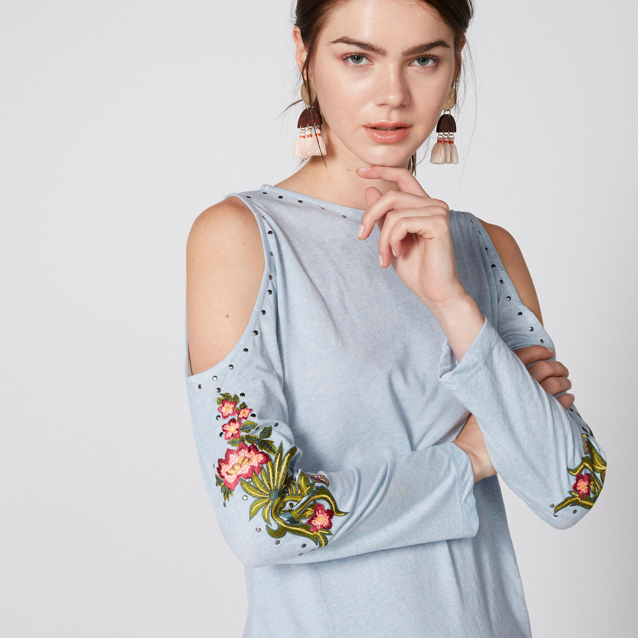 بلوزة بأكتاف مكشوفة وتطريز-women-clothing-shirtsandblouses-blouses-image-1