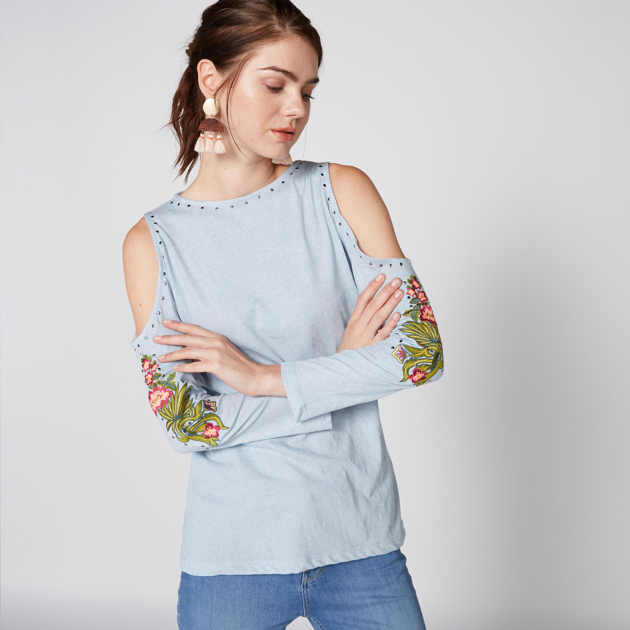 بلوزة بأكتاف مكشوفة وتطريز-women-clothing-shirtsandblouses-blouses-image-3