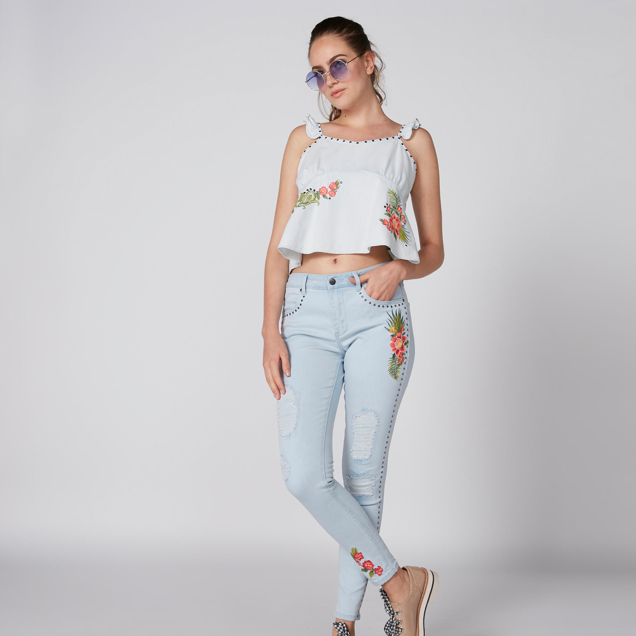 بلوزة قصيرة دون أكمام مطرزة بياقة عميقة وتفاصيل مرصعة-women-clothing-shirtsandblouses-blouses-image-1