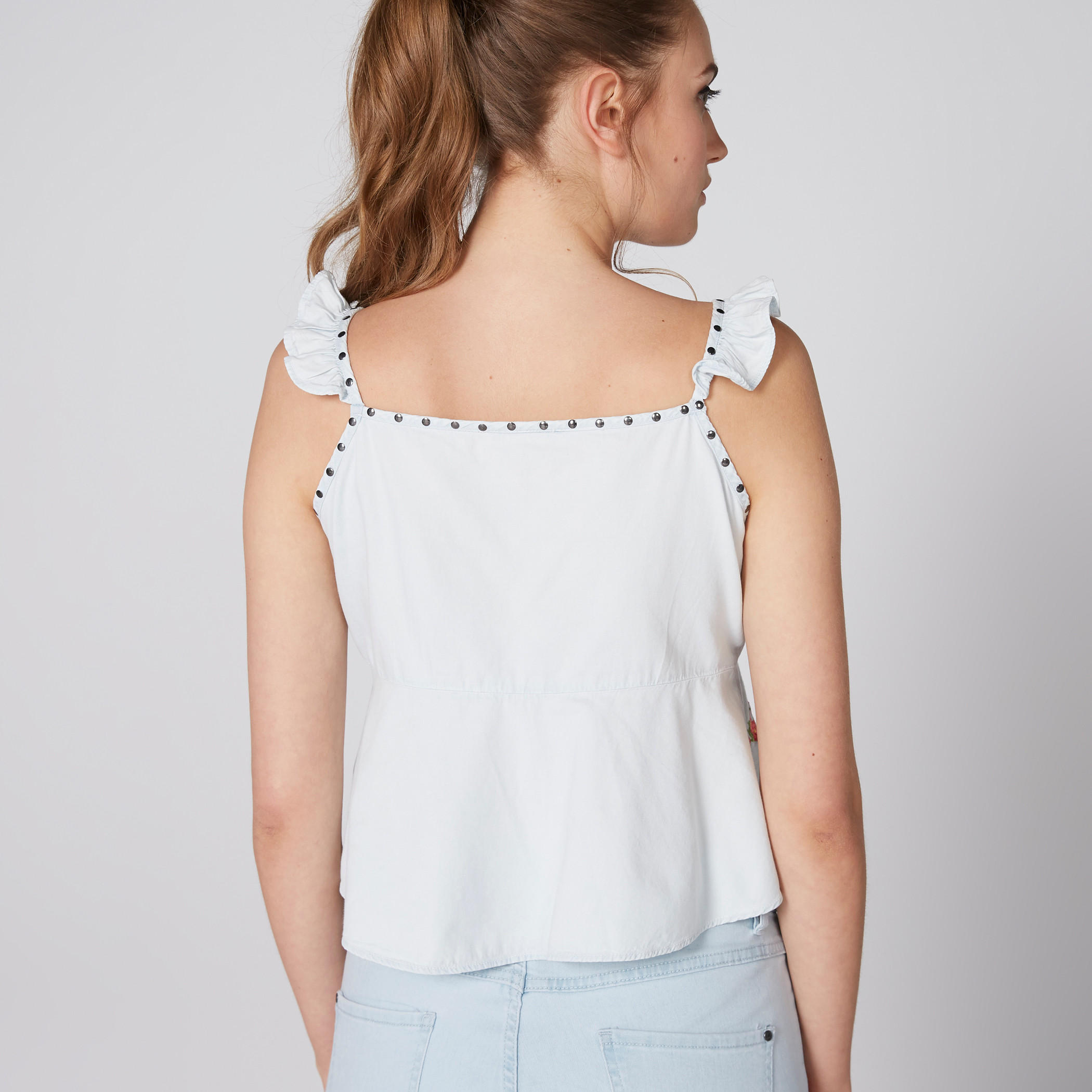 بلوزة قصيرة دون أكمام مطرزة بياقة عميقة وتفاصيل مرصعة-women-clothing-shirtsandblouses-blouses-image-2