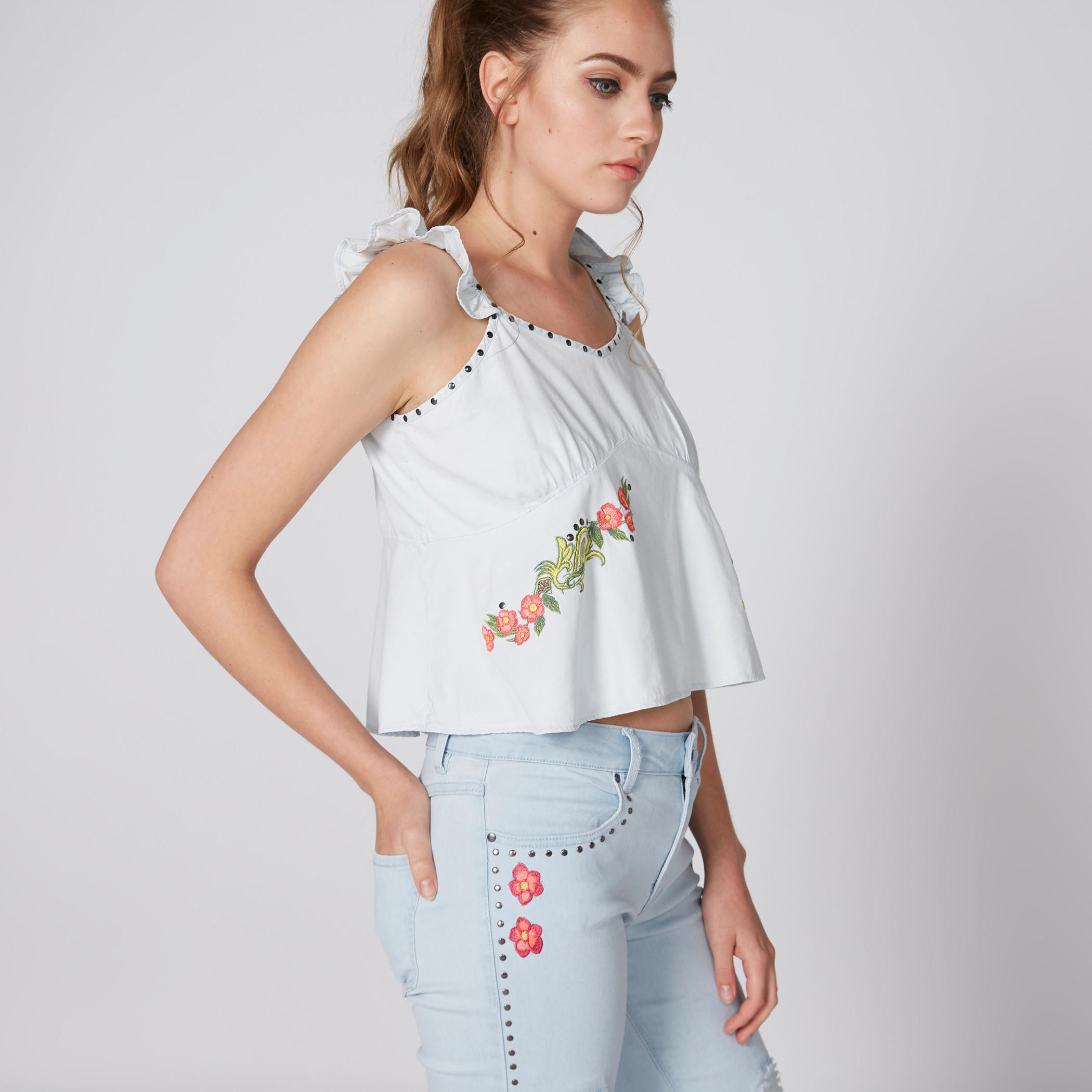 بلوزة قصيرة دون أكمام مطرزة بياقة عميقة وتفاصيل مرصعة-women-clothing-shirtsandblouses-blouses-image-3
