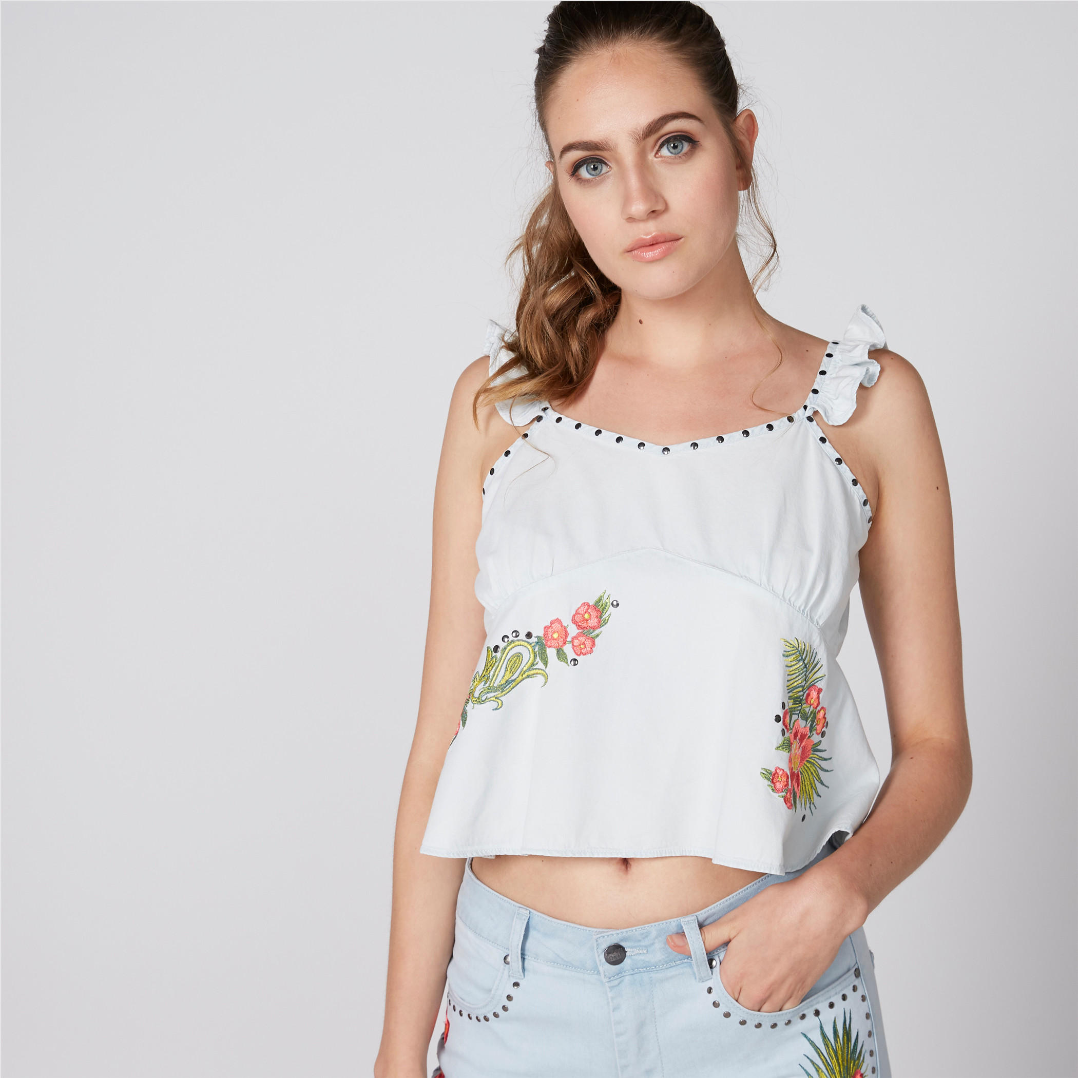بلوزة قصيرة دون أكمام مطرزة بياقة عميقة وتفاصيل مرصعة-women-clothing-shirtsandblouses-blouses-image-4
